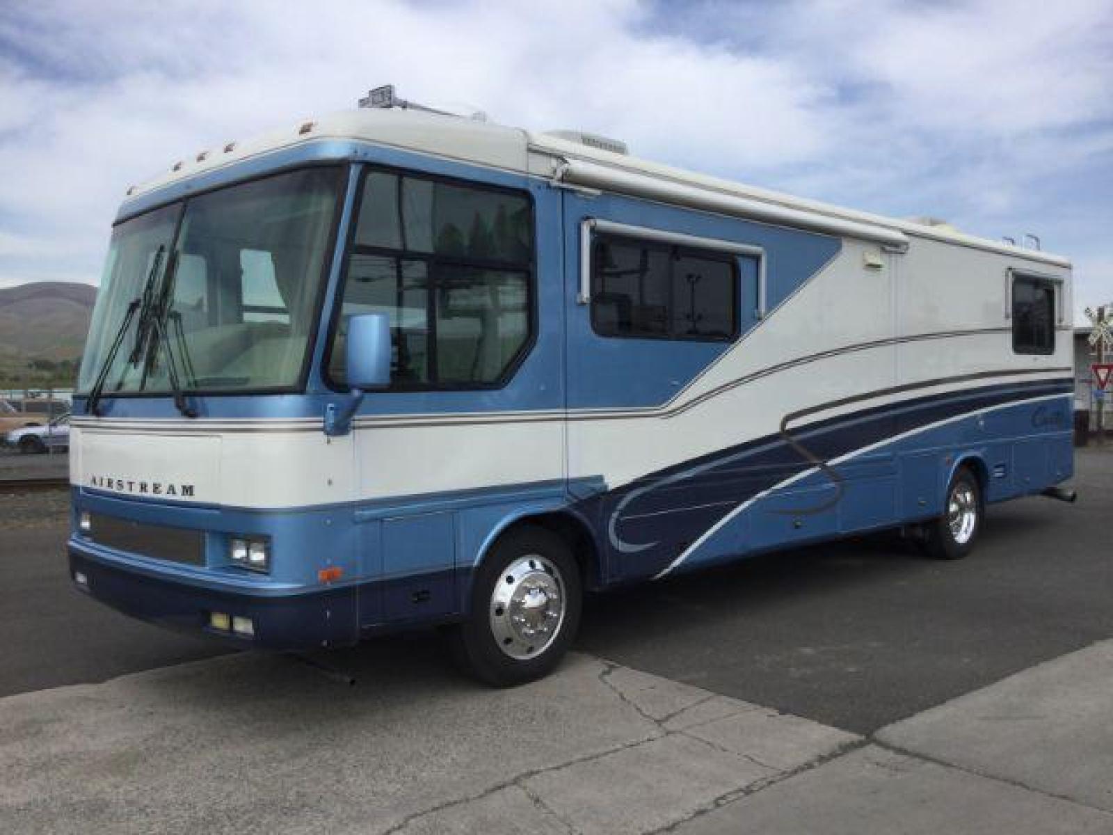 1999 BLUE AIRSTREAM MH Cutter 35ft Diesel (4UZ6XJCAXXC) with an 7.2L L6 DIESEL engine, 6-Speed Automatic transmission, located at 1801 Main Street, Lewiston, 83501, (208) 743-9371, 46.417065, -117.004799 - Recent Maintenance - New Tires, New Batteries, Fuel Filters, Transmission service. - Photo #0