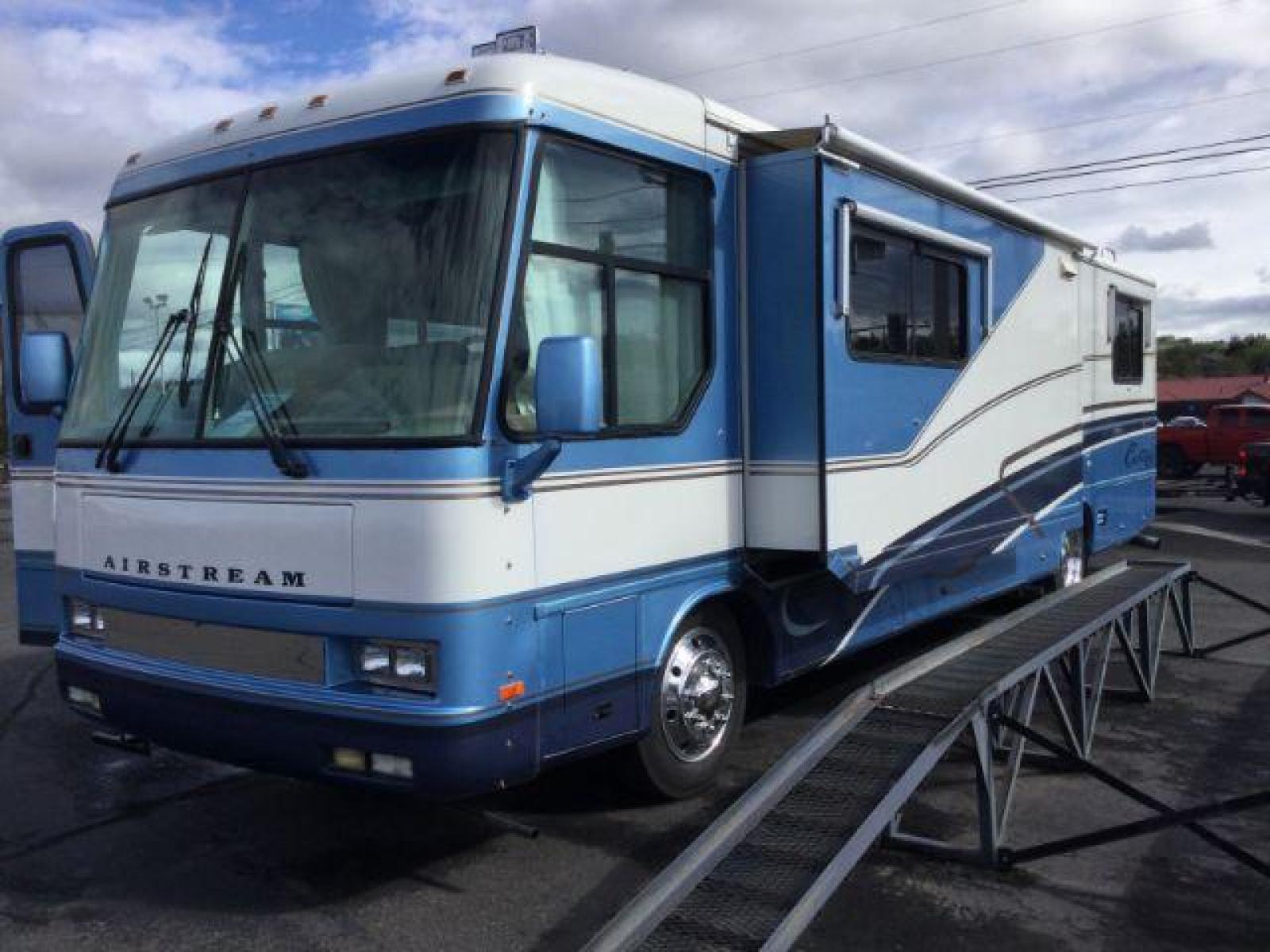 1999 BLUE AIRSTREAM MH Cutter 35ft Diesel (4UZ6XJCAXXC) with an 7.2L L6 DIESEL engine, 6-Speed Automatic transmission, located at 1801 Main Street, Lewiston, 83501, (208) 743-9371, 46.417065, -117.004799 - Recent Maintenance - New Tires, New Batteries, Fuel Filters, Transmission service. - Photo #2