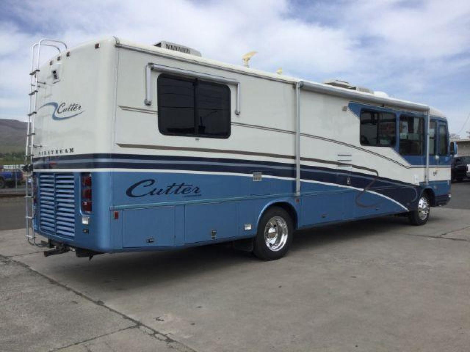 1999 BLUE AIRSTREAM MH Cutter 35ft Diesel (4UZ6XJCAXXC) with an 7.2L L6 DIESEL engine, 6-Speed Automatic transmission, located at 1801 Main Street, Lewiston, 83501, (208) 743-9371, 46.417065, -117.004799 - Recent Maintenance - New Tires, New Batteries, Fuel Filters, Transmission service. - Photo #7