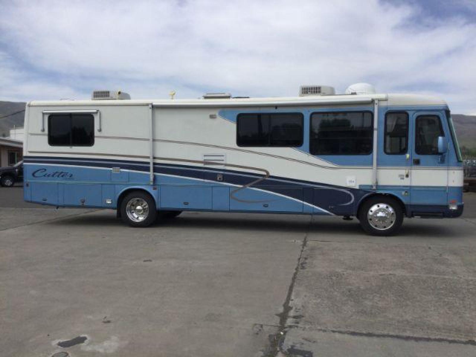 1999 BLUE AIRSTREAM MH Cutter 35ft Diesel (4UZ6XJCAXXC) with an 7.2L L6 DIESEL engine, 6-Speed Automatic transmission, located at 1801 Main Street, Lewiston, 83501, (208) 743-9371, 46.417065, -117.004799 - Recent Maintenance - New Tires, New Batteries, Fuel Filters, Transmission service. - Photo #8