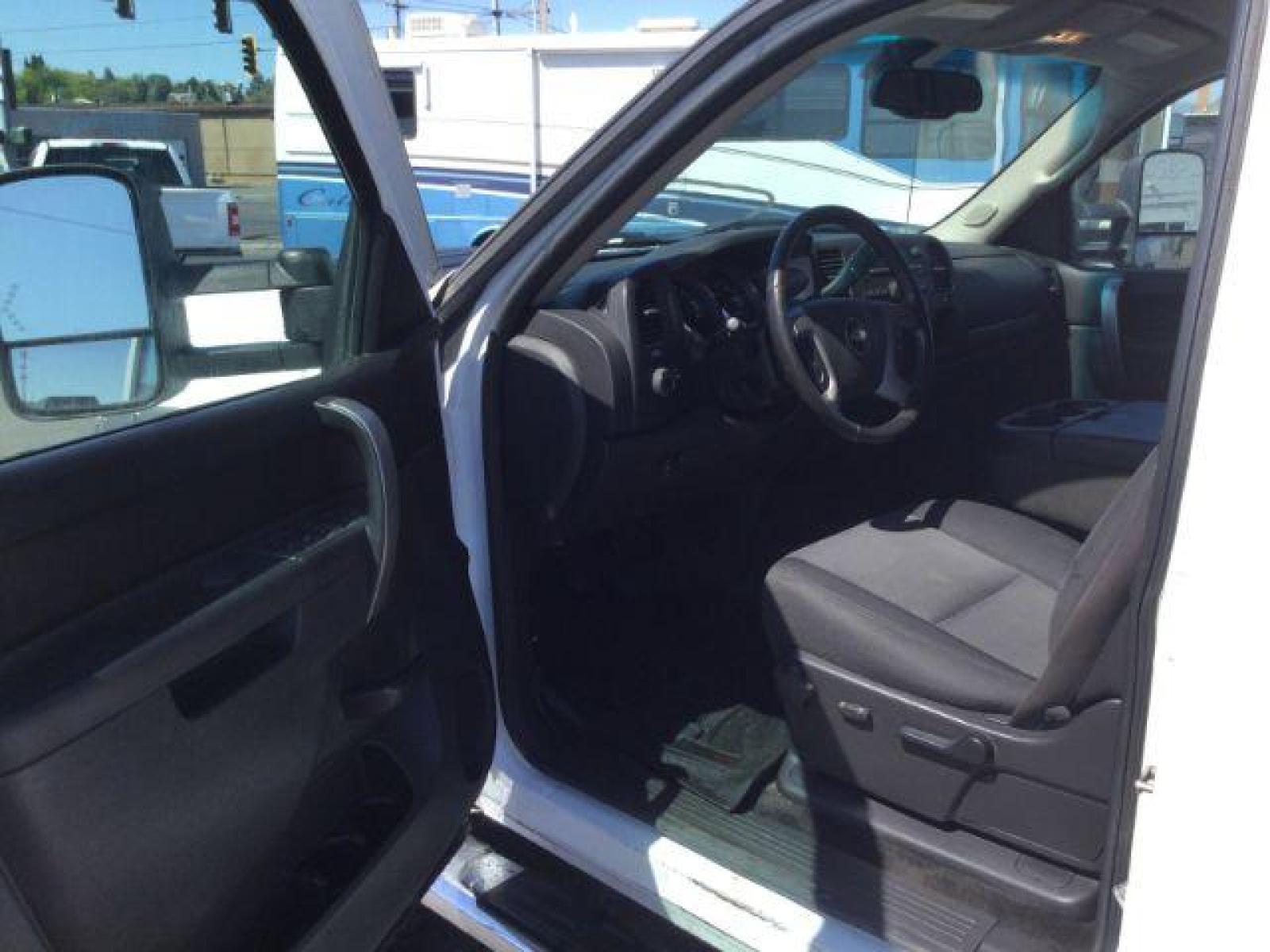 2013 Summit White /Ebony Cloth Interior Chevrolet Silverado 2500HD LT Crew Cab 4WD (1GC1KXCG7DF) with an 6.0L V8 OHV 16V FFV engine, 6-Speed Automatic transmission, located at 1801 Main Street, Lewiston, 83501, (208) 743-9371, 46.417065, -117.004799 - Photo #4