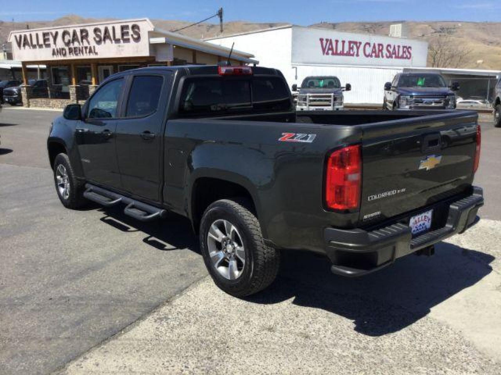 2018 Deepwood Green Metallic /Jet Black, leatherette/cloth Chevrolet Colorado Z71 Crew Cab 4WD Long Box (1GCGTDEN8J1) with an 3.6L V6 DOHC 24V GAS engine, 6-Speed Automatic transmission, located at 1801 Main Street, Lewiston, 83501, (208) 743-9371, 46.417065, -117.004799 - Photo #2