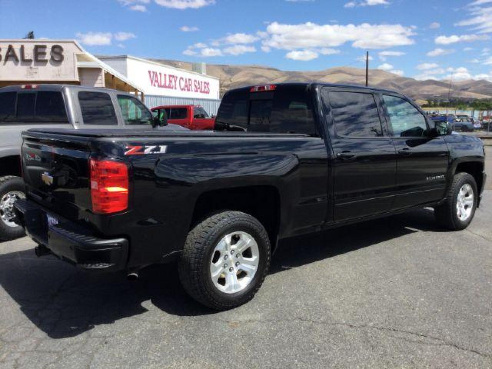 2018 Black /Jet Black, leather Chevrolet Silverado 1500 LT Crew Cab Long Box 4WD (1GCUKREC9JF) with an 5.3L V8 OHV 16V engine, 6-Speed Automatic transmission, located at 1801 Main Street, Lewiston, 83501, (208) 743-9371, 46.417065, -117.004799 - Photo #18