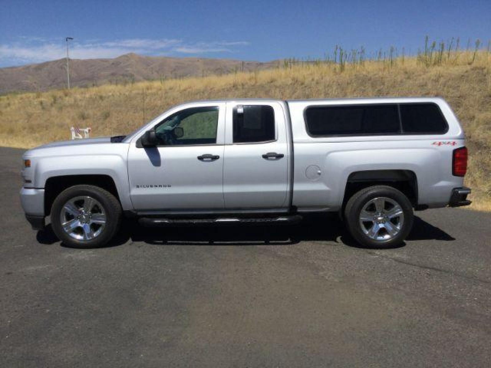 2017 Silver Ice Metallic /GRAY CLOTH Chevrolet Silverado 1500 Custom Double Cab 4WD (1GCVKPEC8HZ) with an 5.3L V8 OHV 16V engine, 6-Speed Automatic transmission, located at 1801 Main Street, Lewiston, 83501, (208) 743-9371, 46.417065, -117.004799 - Photo #11