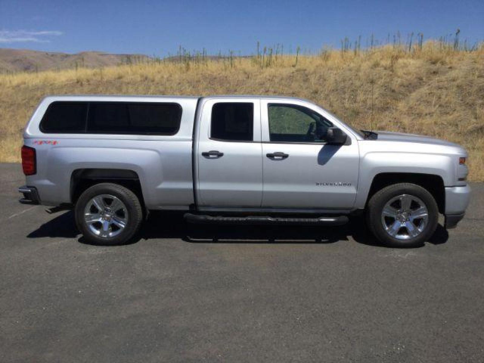 2017 Silver Ice Metallic /GRAY CLOTH Chevrolet Silverado 1500 Custom Double Cab 4WD (1GCVKPEC8HZ) with an 5.3L V8 OHV 16V engine, 6-Speed Automatic transmission, located at 1801 Main Street, Lewiston, 83501, (208) 743-9371, 46.417065, -117.004799 - Photo #12