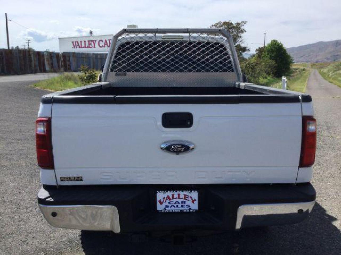 2015 Oxford White/Gray /Black Leather Ford F-350 SD Lariat Crew Cab 4WD (1FT8W3BT2FE) with an 6.7L V8 OHV 16V DIESEL engine, 6-Speed Automatic transmission, located at 1801 Main Street, Lewiston, 83501, (208) 743-9371, 46.417065, -117.004799 - Photo#5