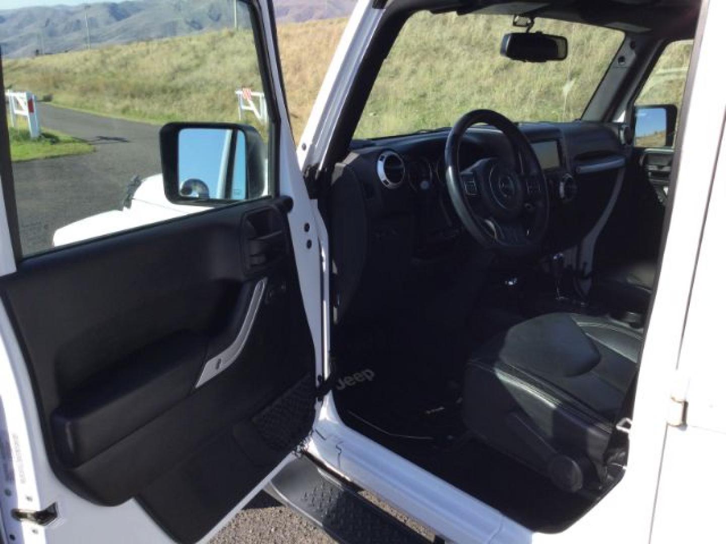 2016 Bright White Clear Coat /Black, leather Jeep Wrangler Unlimited Sahara 4WD (1C4BJWEG3GL) with an 3.6L V6 DOHC 24V FFV engine, 5-Speed Automatic transmission, located at 1801 Main Street, Lewiston, 83501, (208) 743-9371, 46.417065, -117.004799- Photo#4