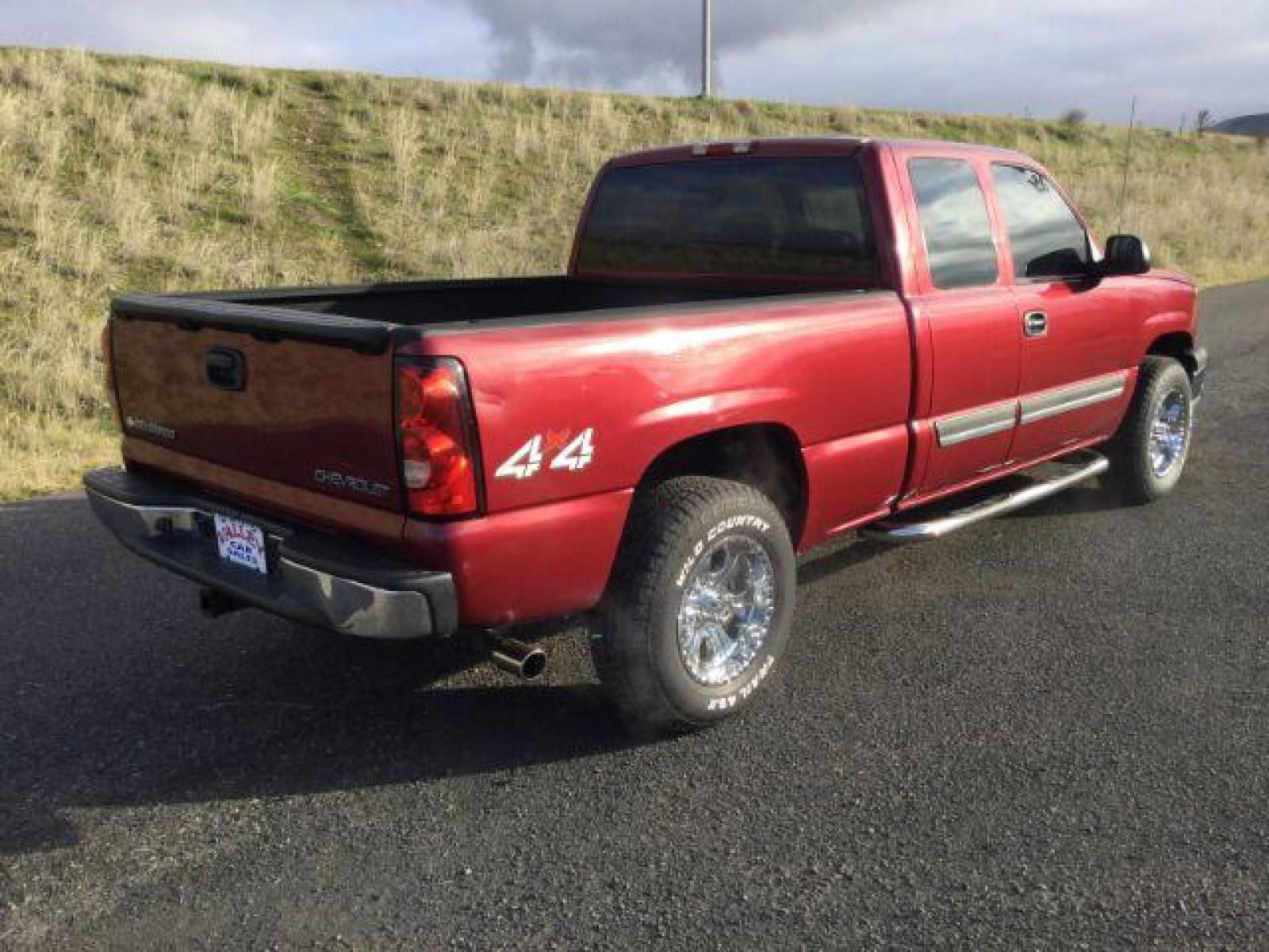 2005 Sport Red Metallic /Dark Charcoal Cloth Interior Chevrolet Silverado 1500 Ext. Cab Short Bed 4WD (2GCEK19VX51) with an 4.8L V8 OHV 16V engine, 4-Speed Automatic transmission, located at 1801 Main Street, Lewiston, 83501, (208) 743-9371, 46.417065, -117.004799 - Photo #15