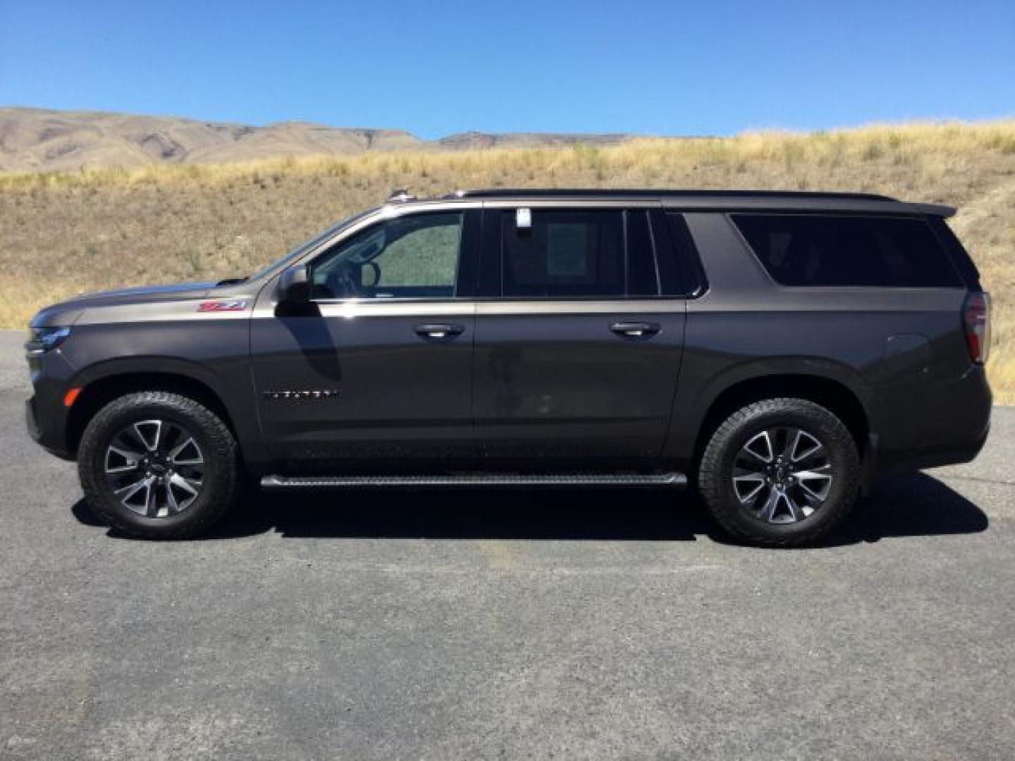 2021 Graywood Metallic /BLACK LEATHER Chevrolet Suburban Z71 (1GNSKDKD0MR) with an 5.3L V8 OHV 16V engine, 10-Speed Automatic transmission, located at 1801 Main Street, Lewiston, 83501, (208) 743-9371, 46.417065, -117.004799- Photo#1