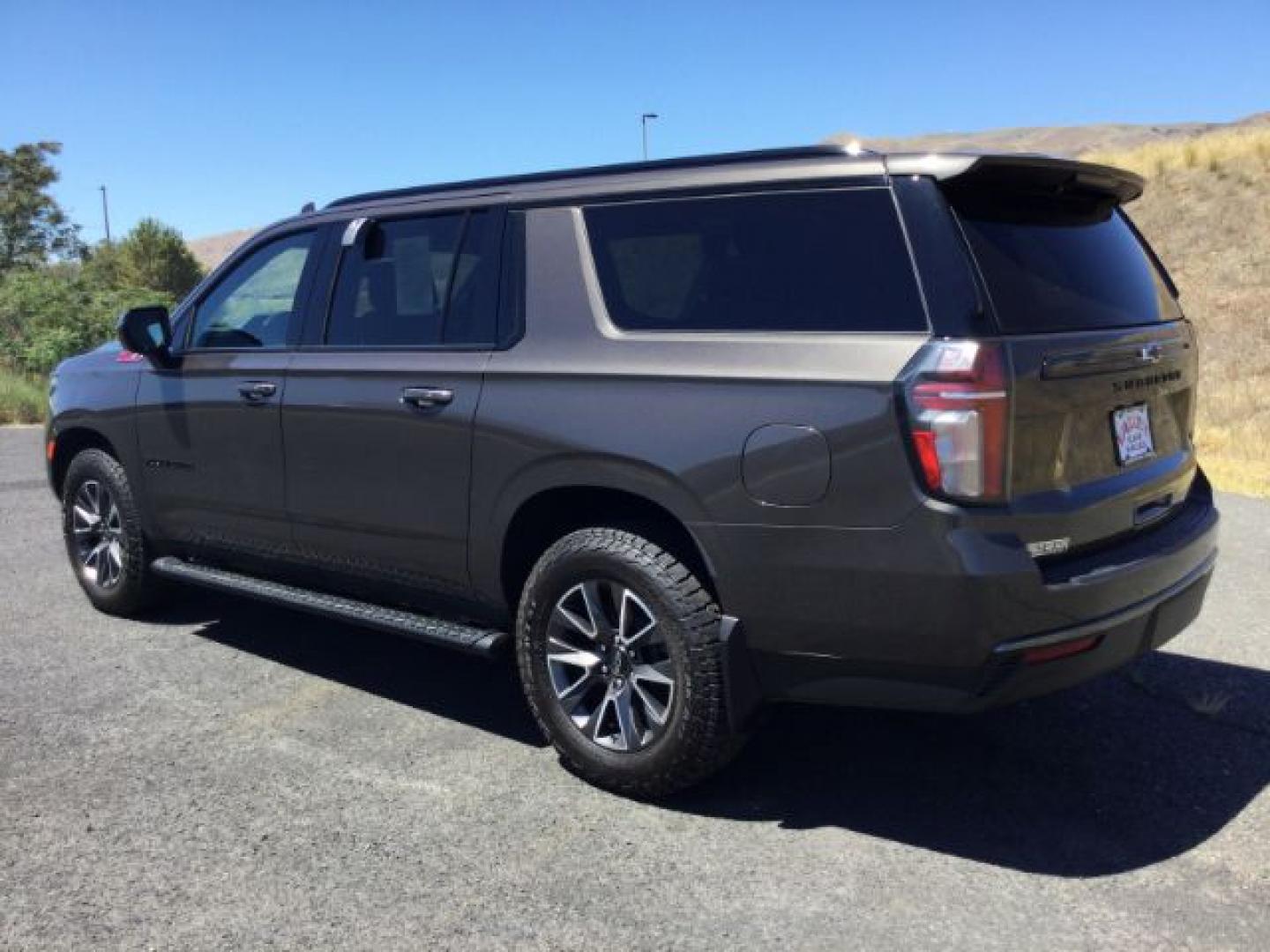 2021 Graywood Metallic /BLACK LEATHER Chevrolet Suburban Z71 (1GNSKDKD0MR) with an 5.3L V8 OHV 16V engine, 10-Speed Automatic transmission, located at 1801 Main Street, Lewiston, 83501, (208) 743-9371, 46.417065, -117.004799- Photo#2