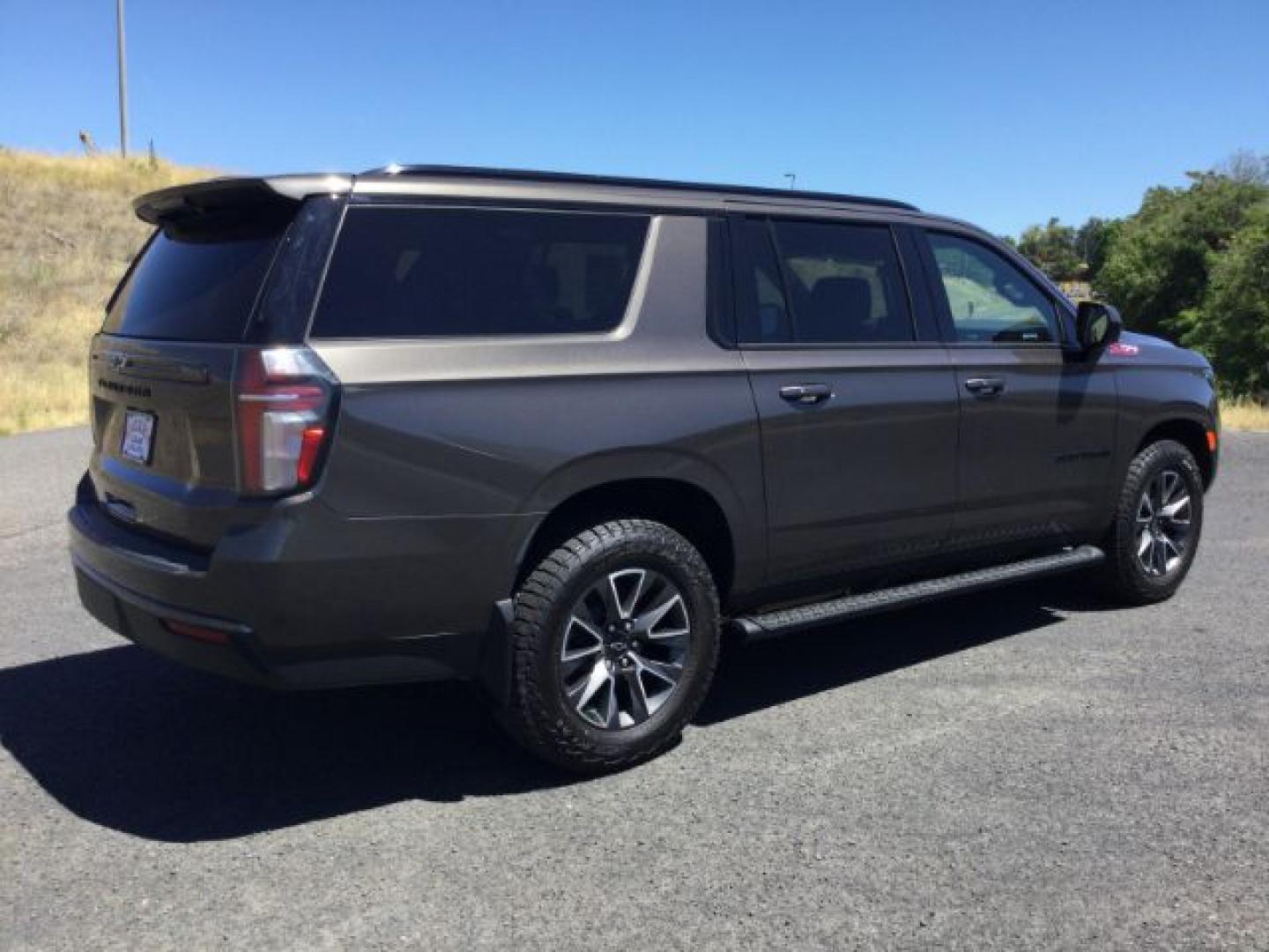 2021 Graywood Metallic /BLACK LEATHER Chevrolet Suburban Z71 (1GNSKDKD0MR) with an 5.3L V8 OHV 16V engine, 10-Speed Automatic transmission, located at 1801 Main Street, Lewiston, 83501, (208) 743-9371, 46.417065, -117.004799- Photo#9