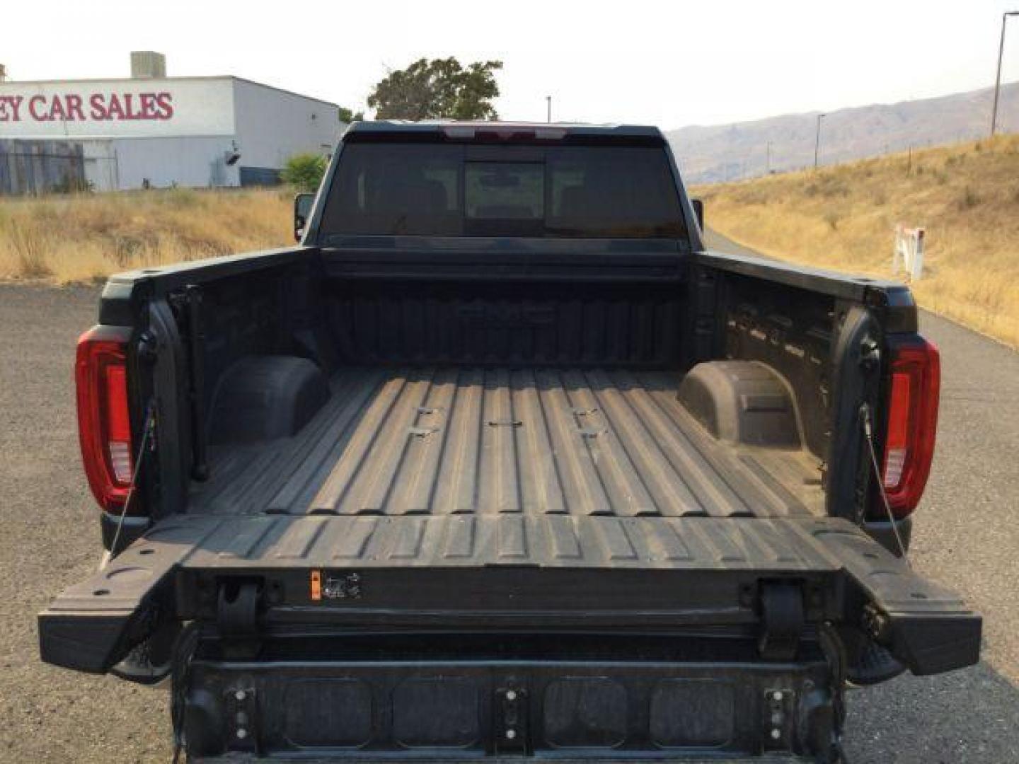 2020 Dark Sky Metallic /Jet Black, leather GMC Sierra 2500HD SLT Crew Cab 4WD (1GT49NEY1LF) with an 6.6L V8 OHV 16 DIESEL engine, 10-speed automatic transmission, located at 1801 Main Street, Lewiston, 83501, (208) 743-9371, 46.417065, -117.004799 - Photo#10
