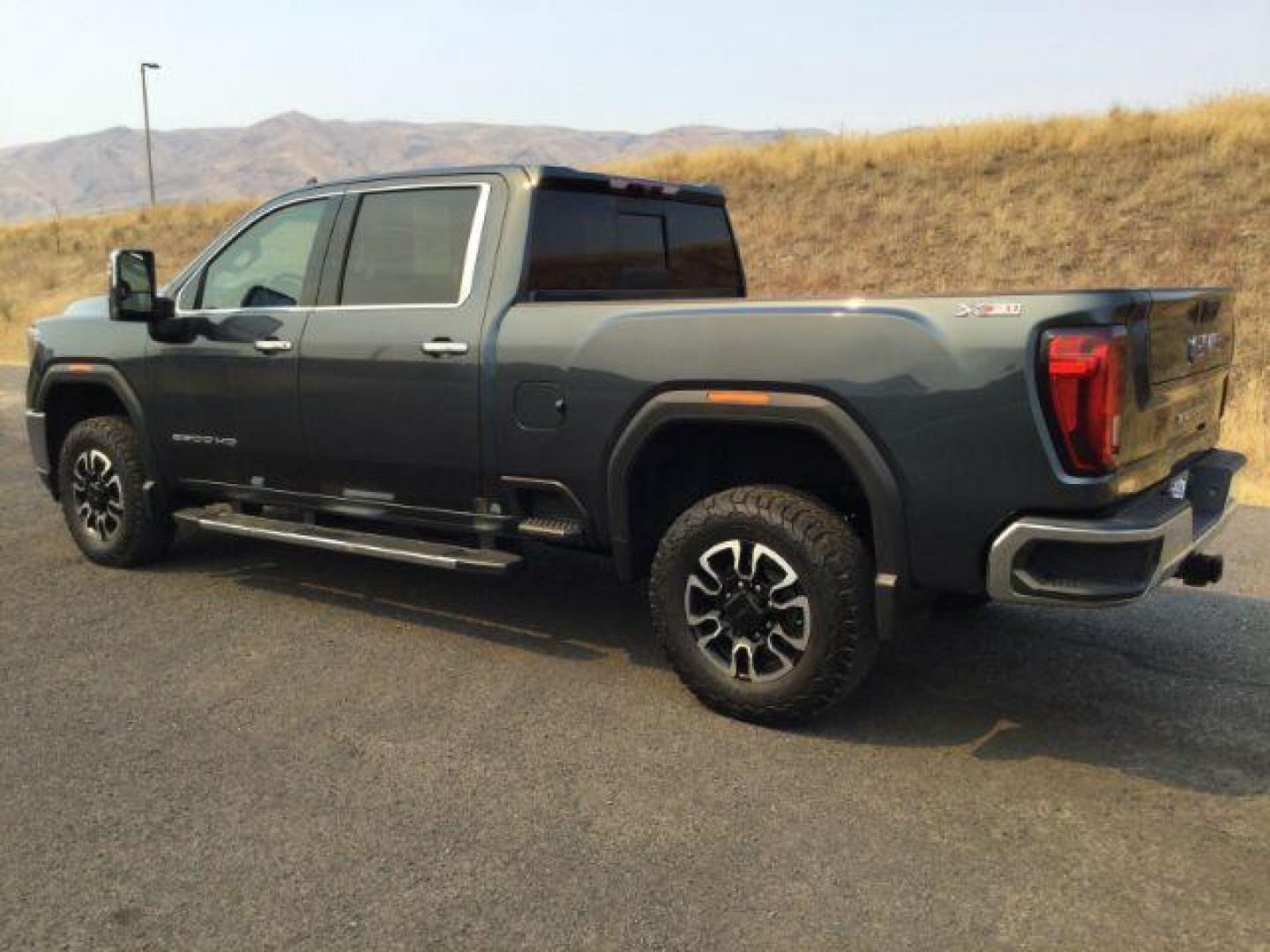 2020 Dark Sky Metallic /Jet Black, leather GMC Sierra 2500HD SLT Crew Cab 4WD (1GT49NEY1LF) with an 6.6L V8 OHV 16 DIESEL engine, 10-speed automatic transmission, located at 1801 Main Street, Lewiston, 83501, (208) 743-9371, 46.417065, -117.004799 - Photo#2