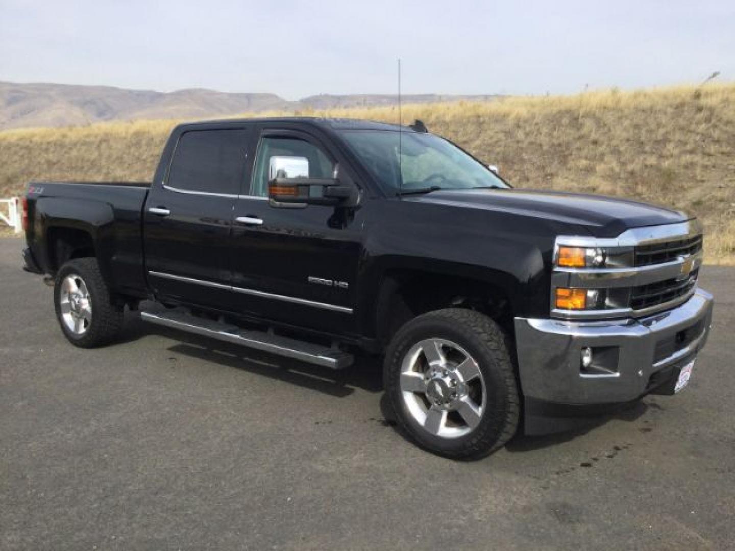 2018 Black /Jet Black, leather Chevrolet Silverado 2500HD LTZ Crew Cab 4WD (1GC1KWEG9JF) with an 6.0L V8 OHV 16V FFV engine, 6-Speed Automatic transmission, located at 1801 Main Street, Lewiston, 83501, (208) 743-9371, 46.417065, -117.004799- Photo#9