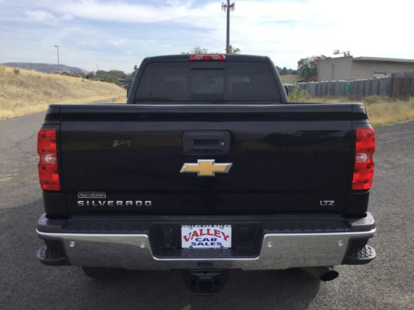 2018 Black /Jet Black, leather Chevrolet Silverado 2500HD LTZ Crew Cab 4WD (1GC1KWEG9JF) with an 6.0L V8 OHV 16V FFV engine, 6-Speed Automatic transmission, located at 1801 Main Street, Lewiston, 83501, (208) 743-9371, 46.417065, -117.004799- Photo#12
