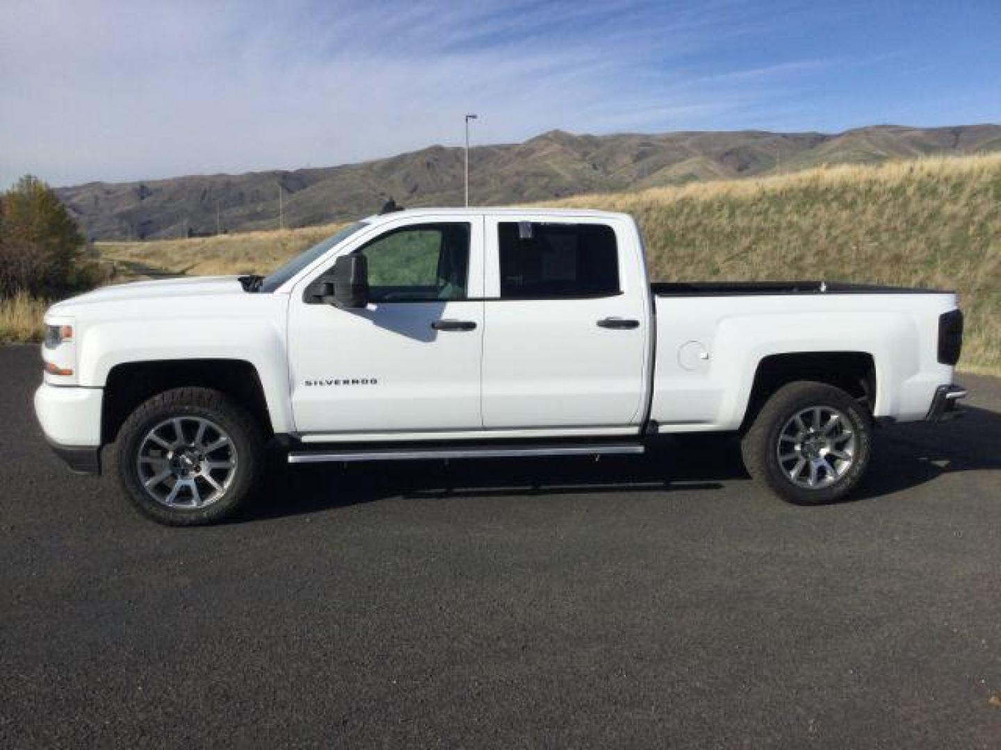 2018 Summit White /gray cloth Chevrolet Silverado 1500 Custom Crew Cab 4WD (3GCUKPEC9JG) with an 5.3L V8 OHV 16V engine, 6-Speed Automatic transmission, located at 1801 Main Street, Lewiston, 83501, (208) 743-9371, 46.417065, -117.004799 - Photo#1