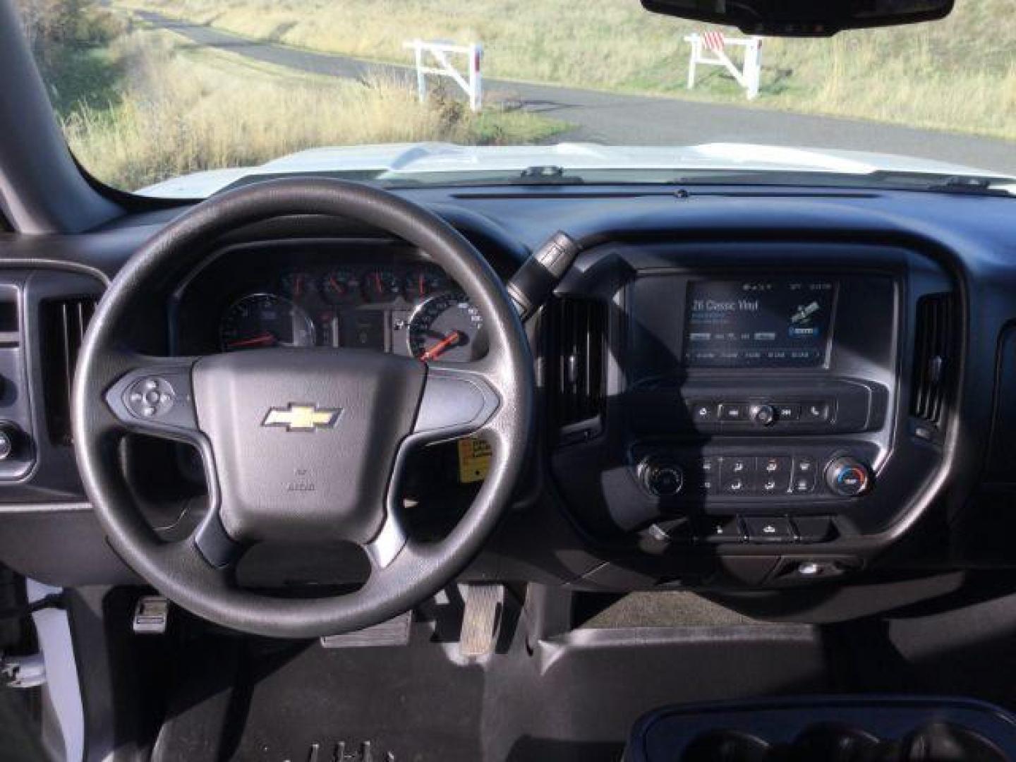 2018 Summit White /gray cloth Chevrolet Silverado 1500 Custom Crew Cab 4WD (3GCUKPEC9JG) with an 5.3L V8 OHV 16V engine, 6-Speed Automatic transmission, located at 1801 Main Street, Lewiston, 83501, (208) 743-9371, 46.417065, -117.004799 - Photo#8