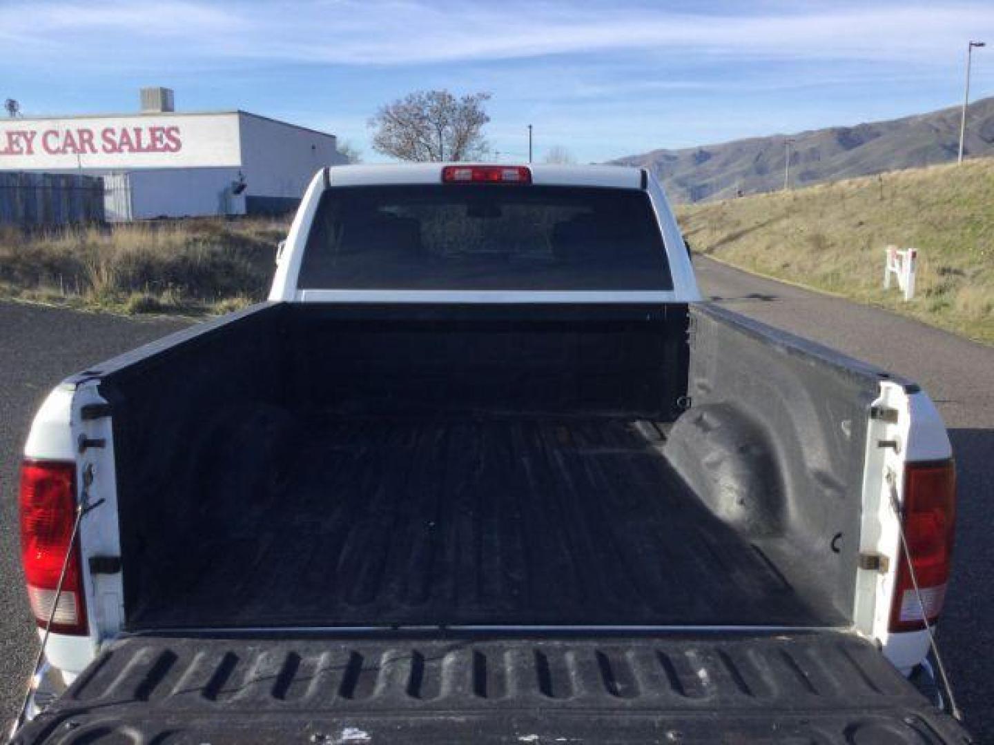 2018 Bright White Clear Coat /Black/Diesel Gray, cloth RAM 2500 Tradesman Crew Cab SWB 4WD (3C6UR5CL4JG) with an 6.7L L6 OHV 24V TURBO DIESEL engine, 6-Speed Automatic transmission, located at 1801 Main Street, Lewiston, 83501, (208) 743-9371, 46.417065, -117.004799 - Photo#6