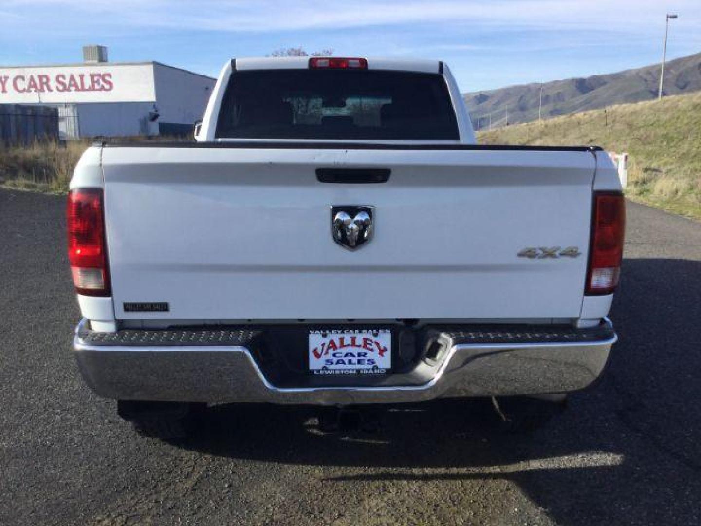 2018 Bright White Clear Coat /Black/Diesel Gray, cloth RAM 2500 Tradesman Crew Cab SWB 4WD (3C6UR5CL4JG) with an 6.7L L6 OHV 24V TURBO DIESEL engine, 6-Speed Automatic transmission, located at 1801 Main Street, Lewiston, 83501, (208) 743-9371, 46.417065, -117.004799 - Photo#7