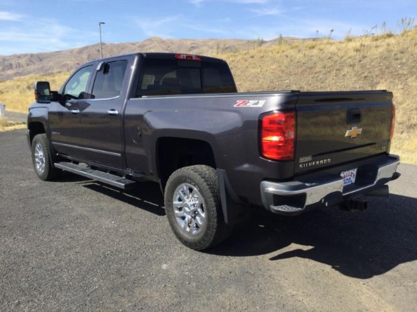 2016 Graystone Metallic /Black Leather Chevrolet Silverado 3500HD LTZ CREW CAB 4X4 (1GC4K0E85GF) with an Duramax 6.6L V-8 diesel direct injection engine, 6-Speed Automatic transmission, located at 1801 Main Street, Lewiston, 83501, (208) 743-9371, 46.417065, -117.004799- Photo#3