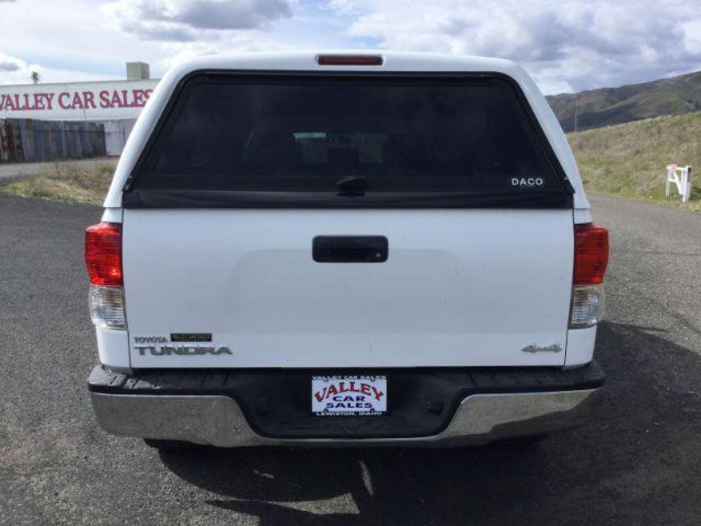 2011 Super White /Graphite Toyota Tundra Double Cab 4.6L V8 4WD (5TFUM5F15BX) with an I-FORCE 4.6L V-8 DOHC engine, 5-Speed Automatic transmission, located at 1801 Main Street, Lewiston, 83501, (208) 743-9371, 46.417065, -117.004799 - Photo#10