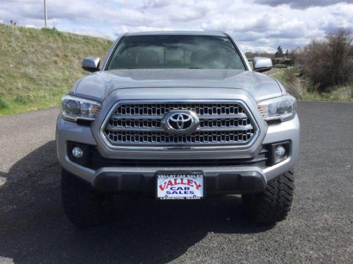 2016 Silver Sky Metallic Toyota Tacoma TRD Off Road (3TMCZ5AN1GM) with an 3.5L V-6 port/direct injection engine, located at 1801 Main Street, Lewiston, 83501, (208) 743-9371, 46.417065, -117.004799 - Photo#17