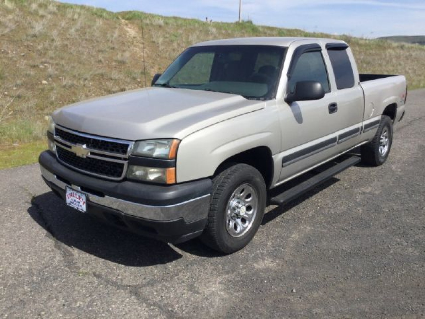2007 Silver Birch Metallic /Dark Charcoal Chevrolet Silverado 1500 Classic LS (1GCEK19V77E) with an Vortec 4.8L V-8 regular unleaded engine, 4 speed Automatic transmission, located at 1801 Main Street, Lewiston, 83501, (208) 743-9371, 46.417065, -117.004799- Photo#0