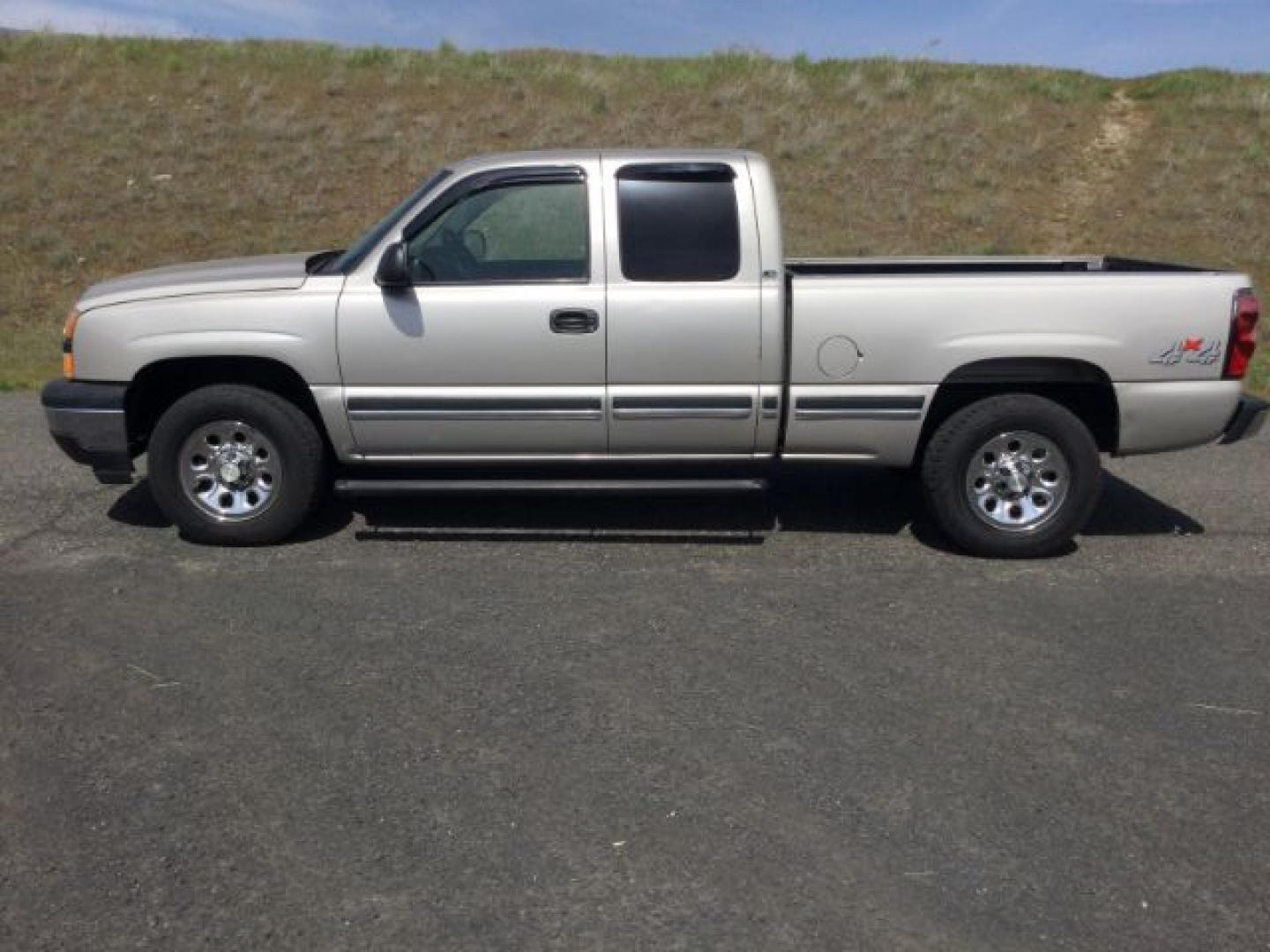 2007 Silver Birch Metallic /Dark Charcoal Chevrolet Silverado 1500 Classic LS (1GCEK19V77E) with an Vortec 4.8L V-8 regular unleaded engine, 4 speed Automatic transmission, located at 1801 Main Street, Lewiston, 83501, (208) 743-9371, 46.417065, -117.004799- Photo#1