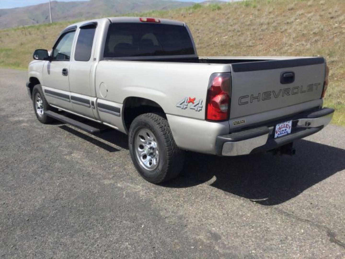 2007 Silver Birch Metallic /Dark Charcoal Chevrolet Silverado 1500 Classic LS (1GCEK19V77E) with an Vortec 4.8L V-8 regular unleaded engine, 4 speed Automatic transmission, located at 1801 Main Street, Lewiston, 83501, (208) 743-9371, 46.417065, -117.004799- Photo#2