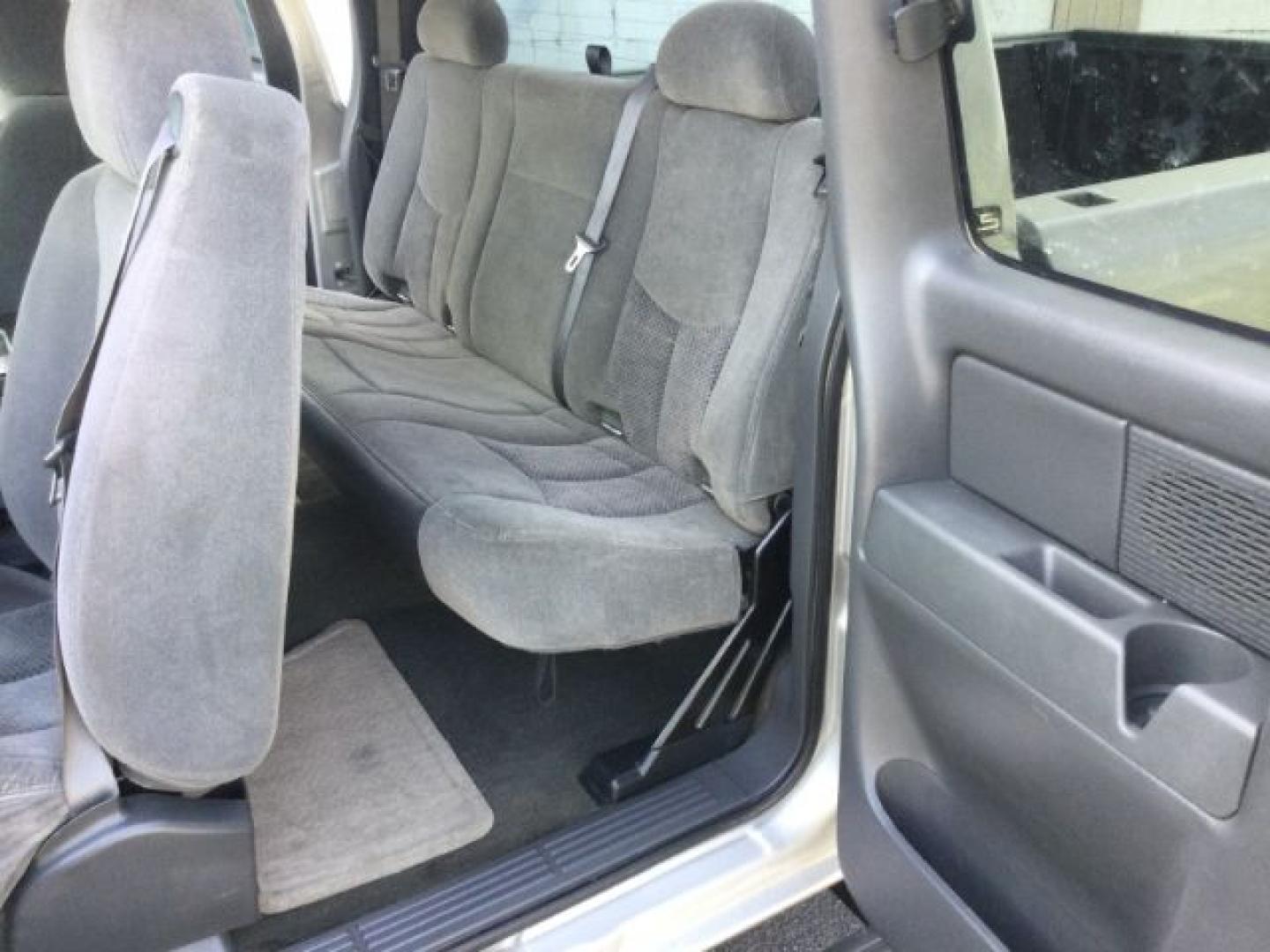 2007 Silver Birch Metallic /Dark Charcoal Chevrolet Silverado 1500 Classic LS (1GCEK19V77E) with an Vortec 4.8L V-8 regular unleaded engine, 4 speed Automatic transmission, located at 1801 Main Street, Lewiston, 83501, (208) 743-9371, 46.417065, -117.004799- Photo#8