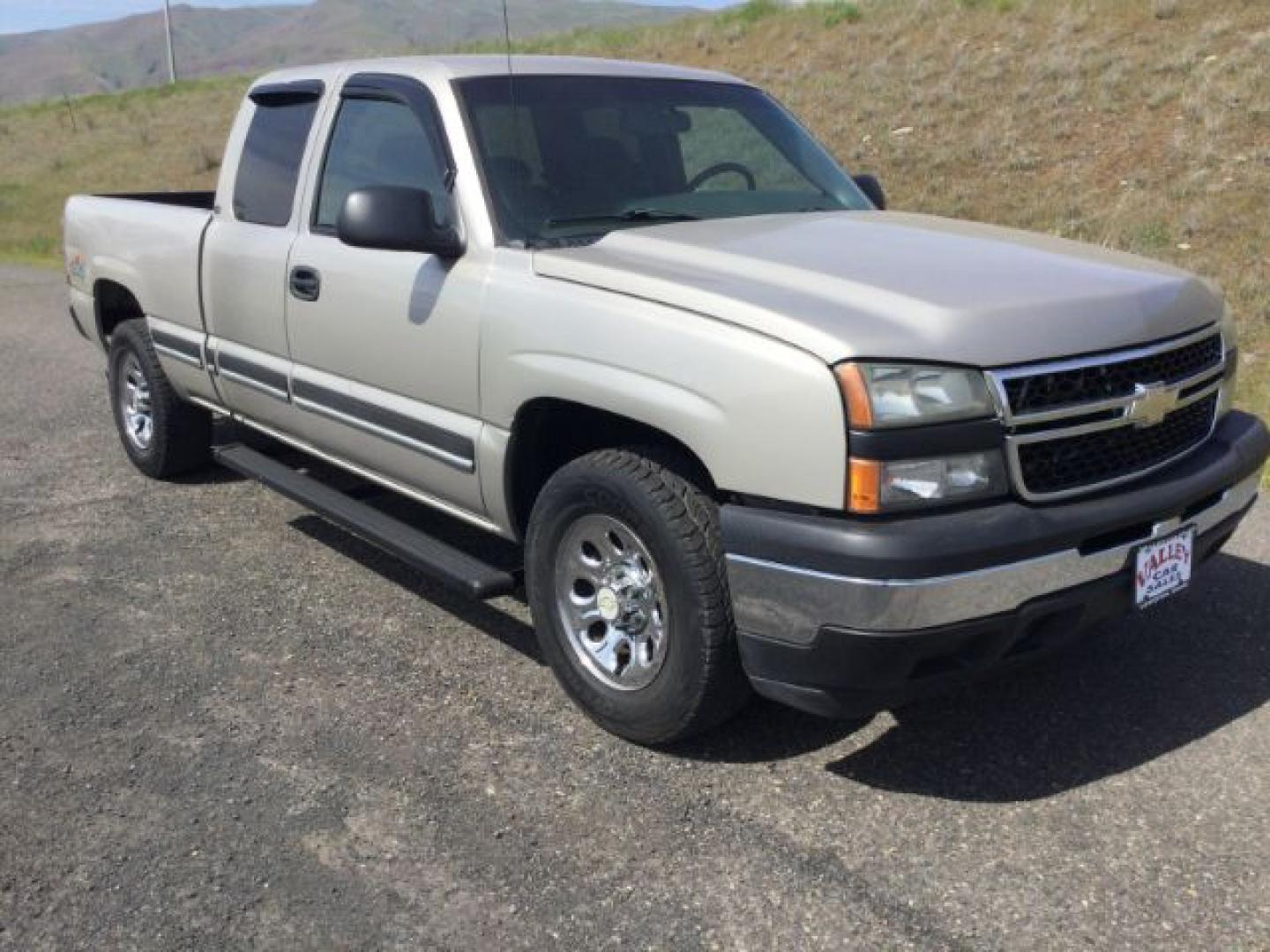 2007 Silver Birch Metallic /Dark Charcoal Chevrolet Silverado 1500 Classic LS (1GCEK19V77E) with an Vortec 4.8L V-8 regular unleaded engine, 4 speed Automatic transmission, located at 1801 Main Street, Lewiston, 83501, (208) 743-9371, 46.417065, -117.004799- Photo#10