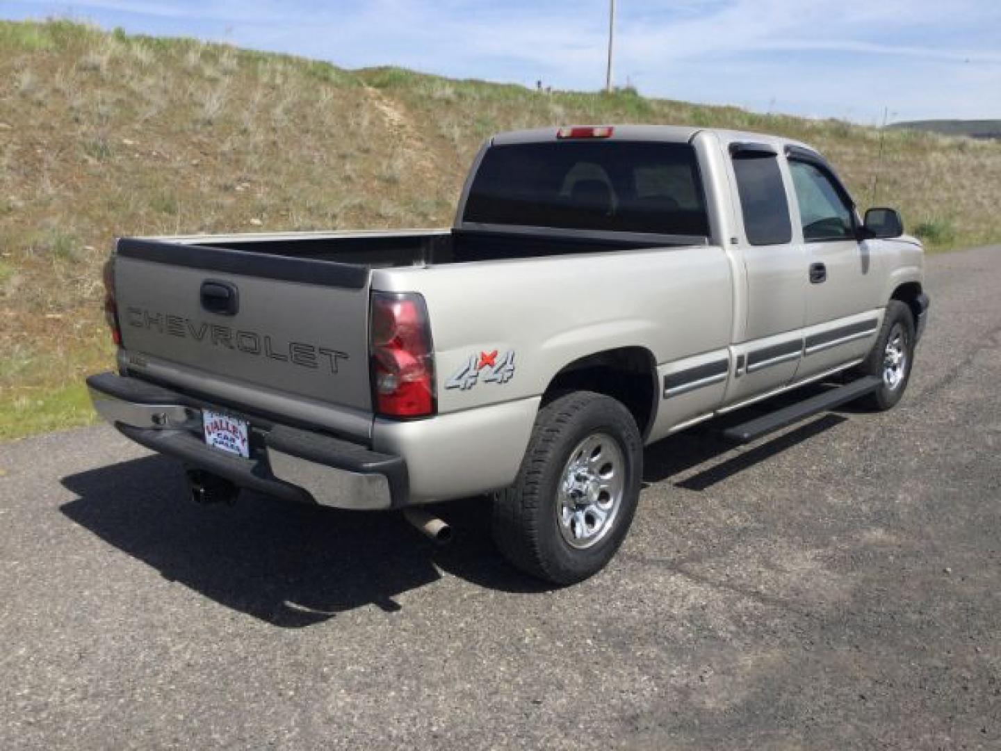 2007 Silver Birch Metallic /Dark Charcoal Chevrolet Silverado 1500 Classic LS (1GCEK19V77E) with an Vortec 4.8L V-8 regular unleaded engine, 4 speed Automatic transmission, located at 1801 Main Street, Lewiston, 83501, (208) 743-9371, 46.417065, -117.004799- Photo#11