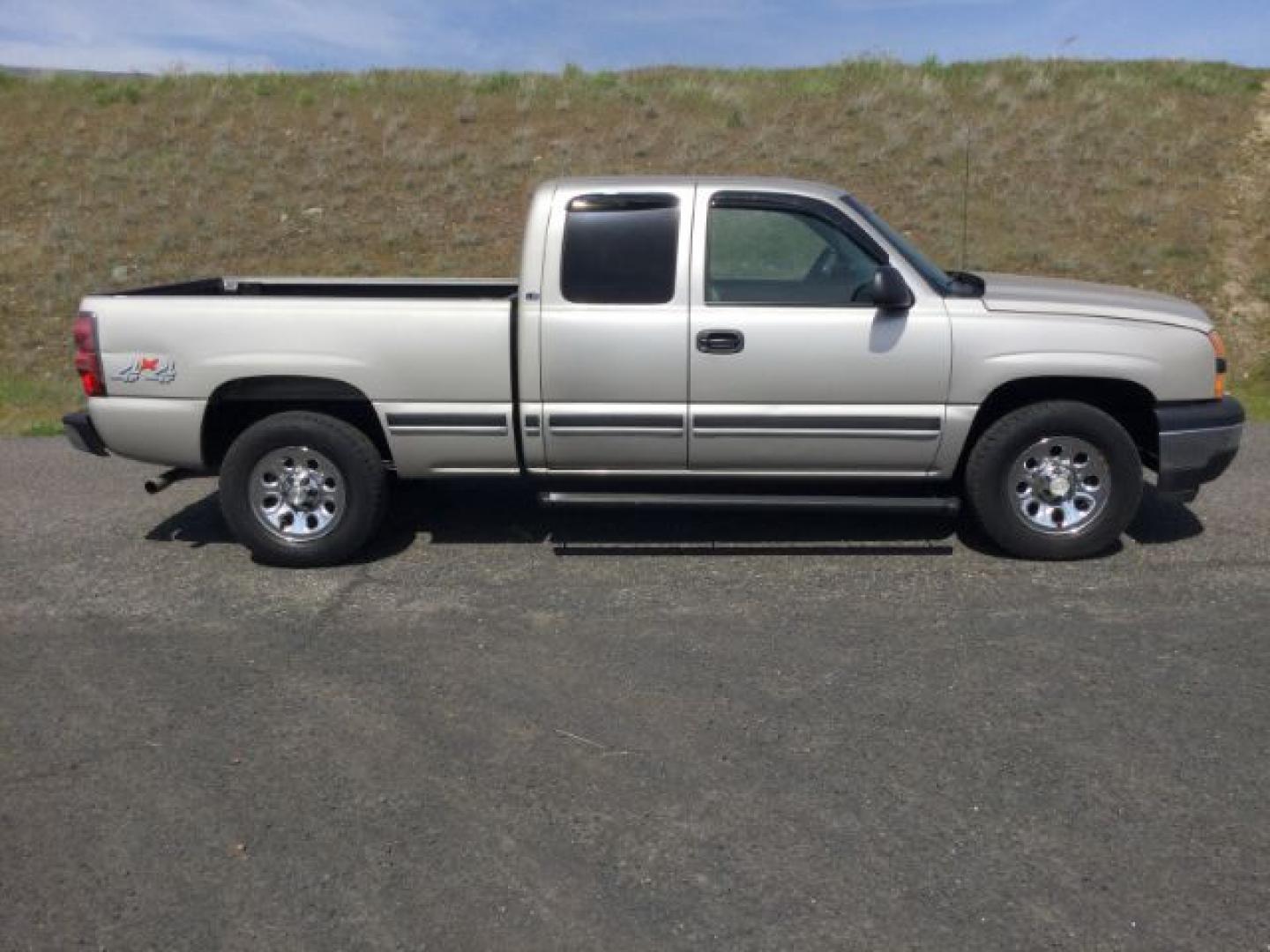 2007 Silver Birch Metallic /Dark Charcoal Chevrolet Silverado 1500 Classic LS (1GCEK19V77E) with an Vortec 4.8L V-8 regular unleaded engine, 4 speed Automatic transmission, located at 1801 Main Street, Lewiston, 83501, (208) 743-9371, 46.417065, -117.004799- Photo#12