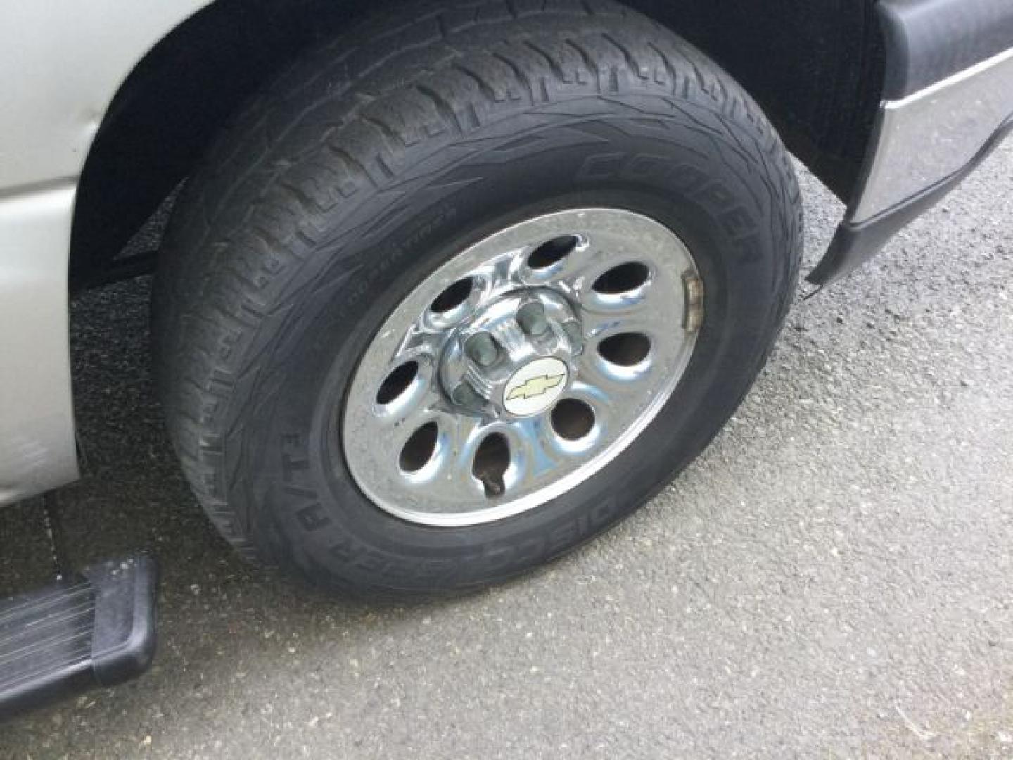 2007 Silver Birch Metallic /Dark Charcoal Chevrolet Silverado 1500 Classic LS (1GCEK19V77E) with an Vortec 4.8L V-8 regular unleaded engine, 4 speed Automatic transmission, located at 1801 Main Street, Lewiston, 83501, (208) 743-9371, 46.417065, -117.004799- Photo#13