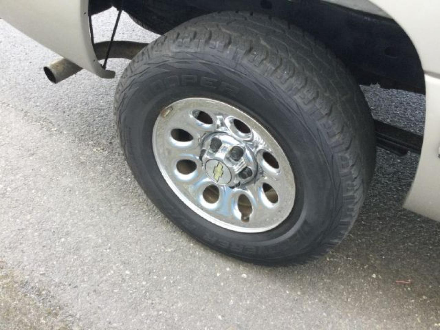 2007 Silver Birch Metallic /Dark Charcoal Chevrolet Silverado 1500 Classic LS (1GCEK19V77E) with an Vortec 4.8L V-8 regular unleaded engine, 4 speed Automatic transmission, located at 1801 Main Street, Lewiston, 83501, (208) 743-9371, 46.417065, -117.004799- Photo#14