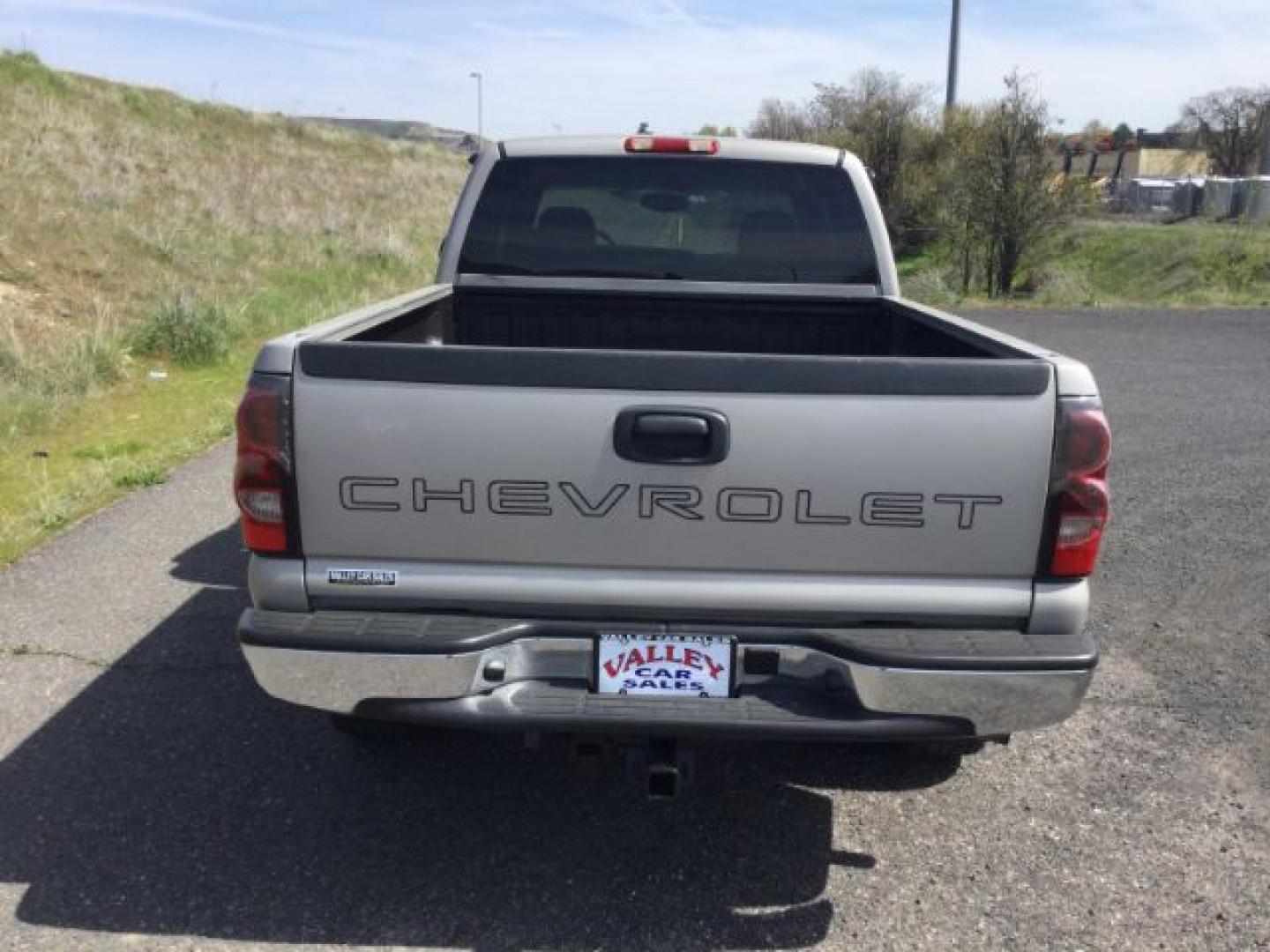 2007 Silver Birch Metallic /Dark Charcoal Chevrolet Silverado 1500 Classic LS (1GCEK19V77E) with an Vortec 4.8L V-8 regular unleaded engine, 4 speed Automatic transmission, located at 1801 Main Street, Lewiston, 83501, (208) 743-9371, 46.417065, -117.004799- Photo#20