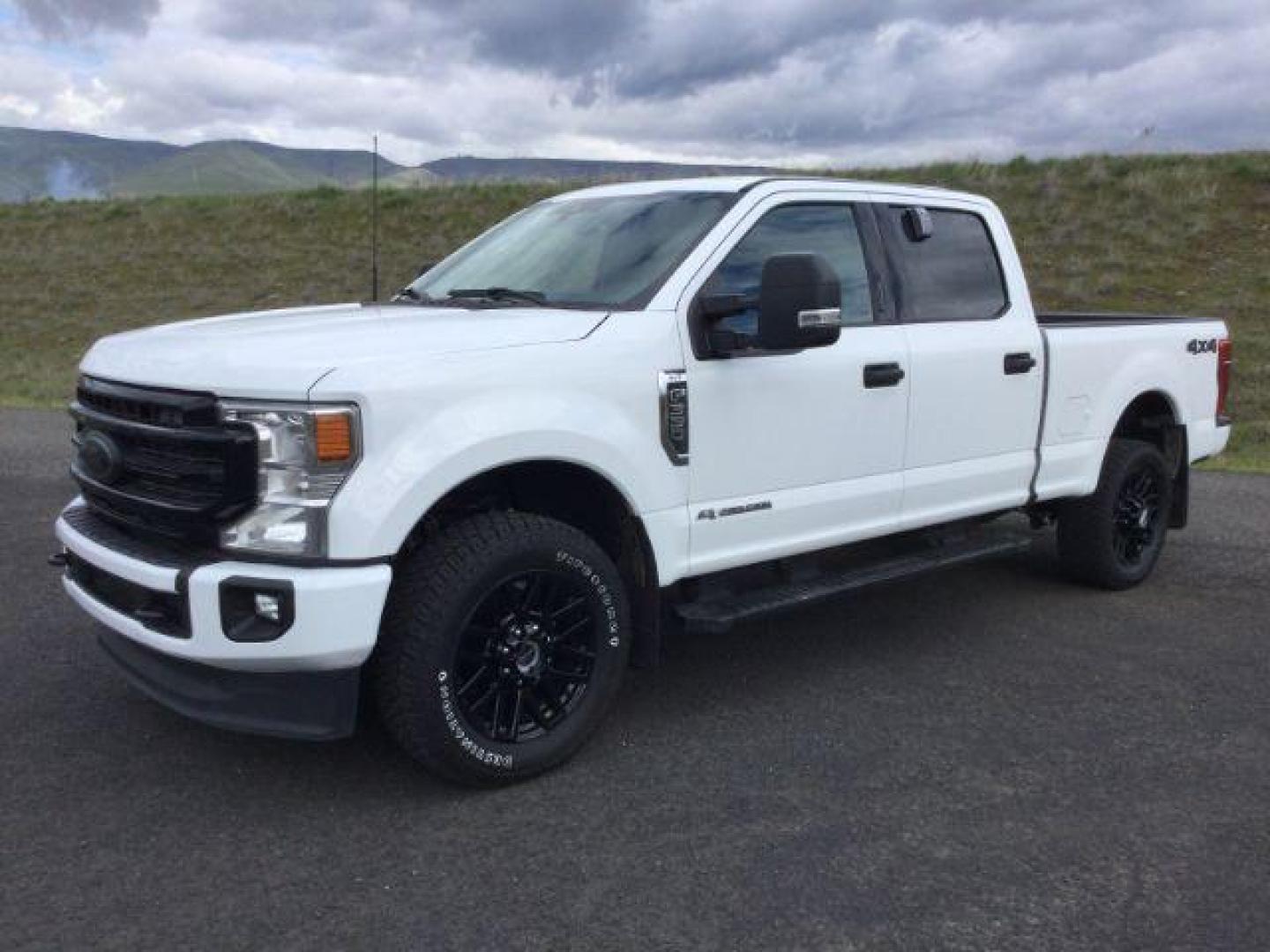 2022 Oxford White /Medium Earth Gray Ford F-350 XLT Crew Cab 4WD (1FT8W3BT5NE) with an 6.7L Powerstroke V8 engine, 10-speed automatic transmission, located at 1801 Main Street, Lewiston, 83501, (208) 743-9371, 46.417065, -117.004799 - Photo#0