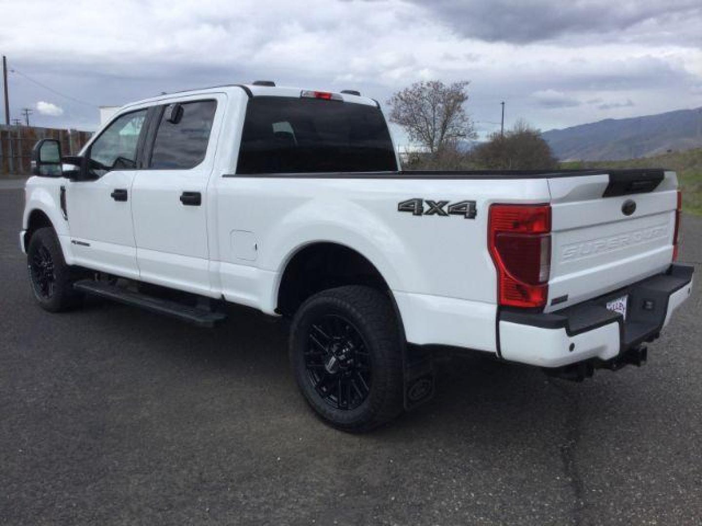 2022 Oxford White /Medium Earth Gray Ford F-350 XLT Crew Cab 4WD (1FT8W3BT5NE) with an 6.7L Powerstroke V8 engine, 10-speed automatic transmission, located at 1801 Main Street, Lewiston, 83501, (208) 743-9371, 46.417065, -117.004799 - Photo#2