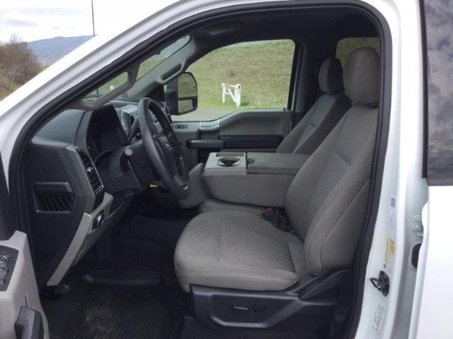 2022 Oxford White /Medium Earth Gray Ford F-350 XLT Crew Cab 4WD (1FT8W3BT5NE) with an 6.7L Powerstroke V8 engine, 10-speed automatic transmission, located at 1801 Main Street, Lewiston, 83501, (208) 743-9371, 46.417065, -117.004799 - Photo#3