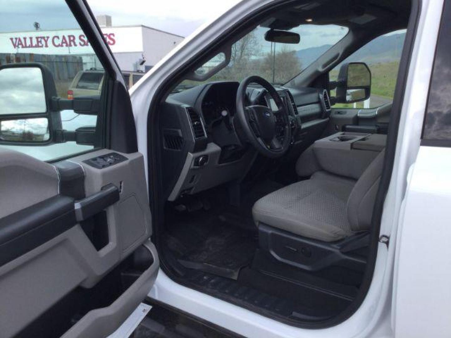 2022 Oxford White /Medium Earth Gray Ford F-350 XLT Crew Cab 4WD (1FT8W3BT5NE) with an 6.7L Powerstroke V8 engine, 10-speed automatic transmission, located at 1801 Main Street, Lewiston, 83501, (208) 743-9371, 46.417065, -117.004799 - Photo#4