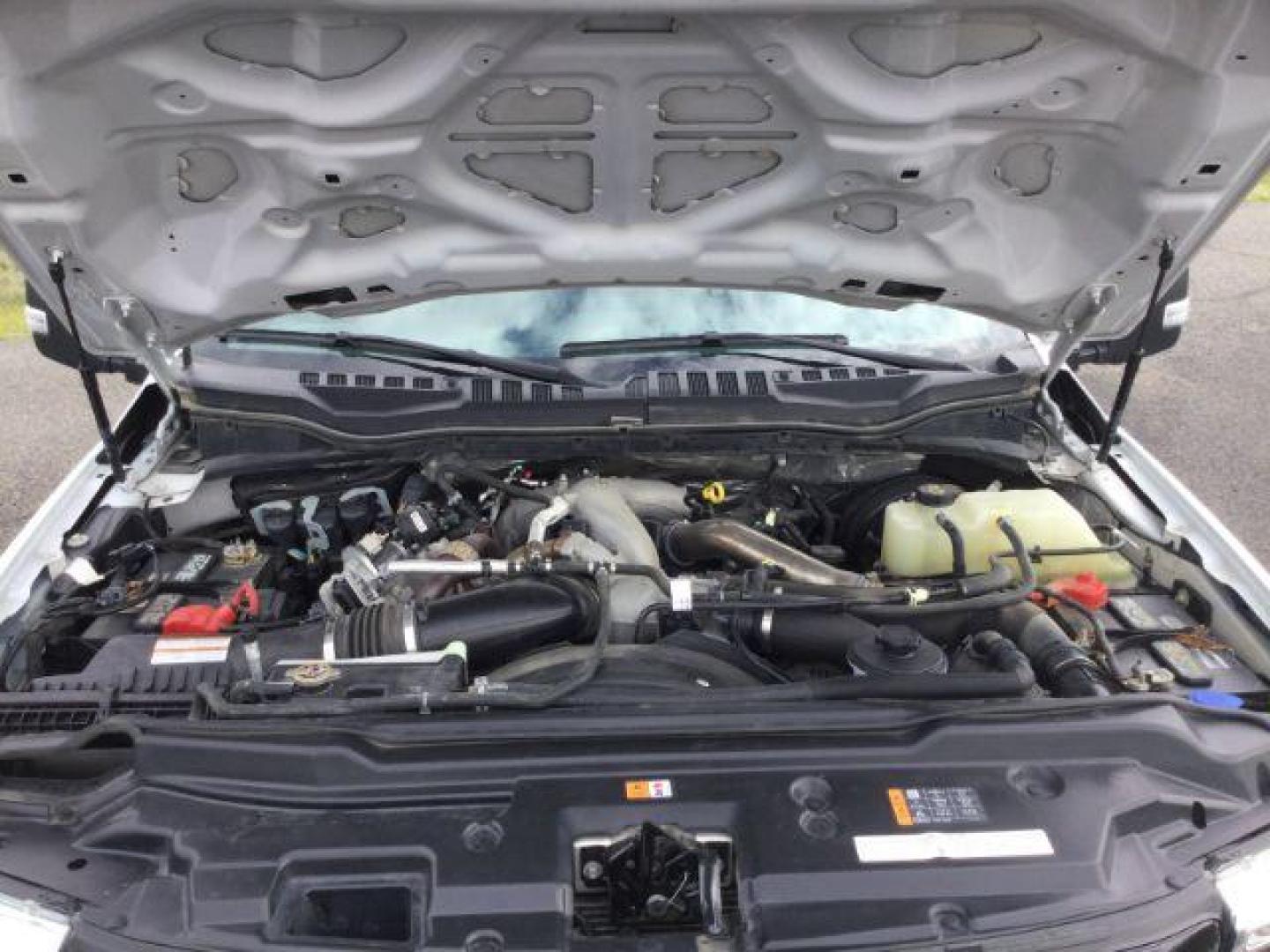 2022 Oxford White /Medium Earth Gray Ford F-350 XLT Crew Cab 4WD (1FT8W3BT5NE) with an 6.7L Powerstroke V8 engine, 10-speed automatic transmission, located at 1801 Main Street, Lewiston, 83501, (208) 743-9371, 46.417065, -117.004799 - Photo#9