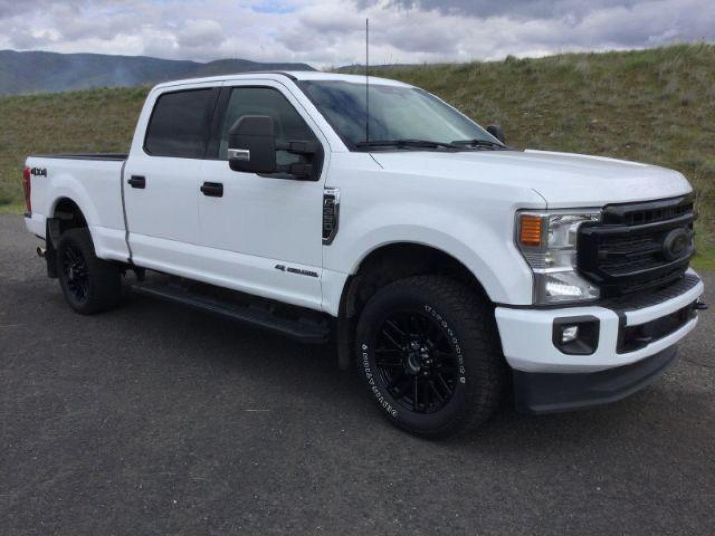 2022 Oxford White /Medium Earth Gray Ford F-350 XLT Crew Cab 4WD (1FT8W3BT5NE) with an 6.7L Powerstroke V8 engine, 10-speed automatic transmission, located at 1801 Main Street, Lewiston, 83501, (208) 743-9371, 46.417065, -117.004799 - Photo#18