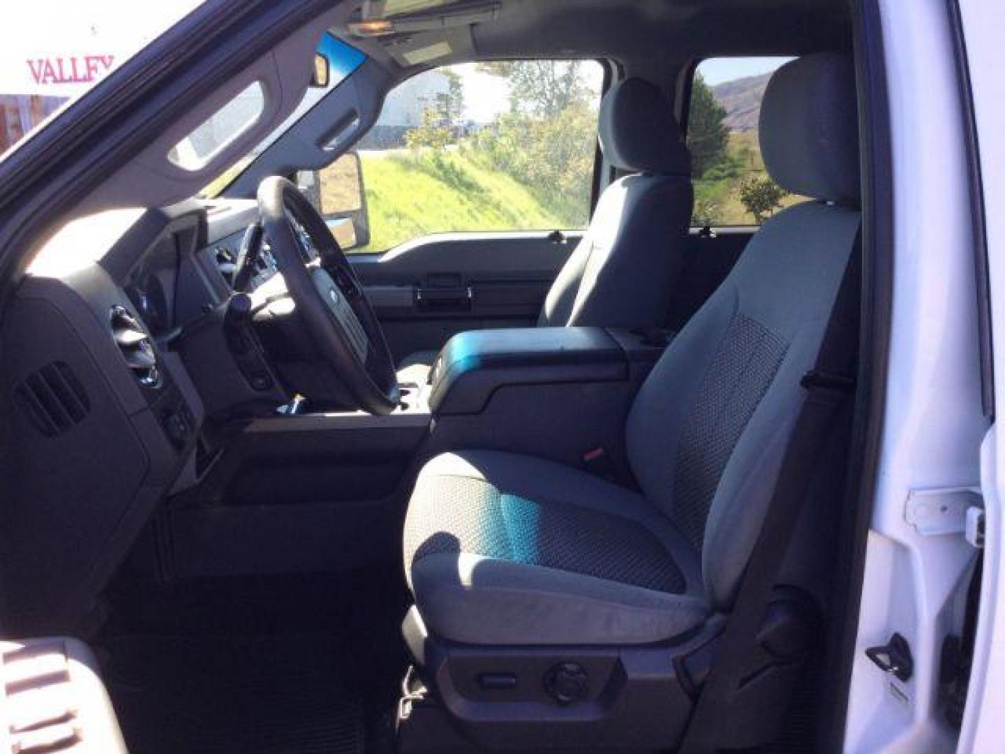 2011 Oxford White /Gray Cloth Ford F 250 Crew Cab 4x4 XLT (1FT7W2BTXBE) with an Powerstroke 6.7L V-8 diesel direct injection engine, 6-SPEED AUTOMATIC transmission, located at 1801 Main Street, Lewiston, 83501, (208) 743-9371, 46.417065, -117.004799 - Photo#3