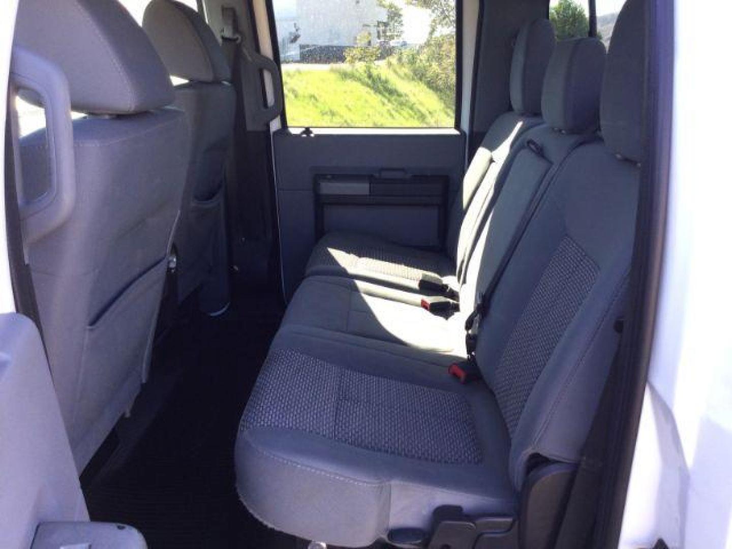 2011 Oxford White /Gray Cloth Ford F 250 Crew Cab 4x4 XLT (1FT7W2BTXBE) with an Powerstroke 6.7L V-8 diesel direct injection engine, 6-SPEED AUTOMATIC transmission, located at 1801 Main Street, Lewiston, 83501, (208) 743-9371, 46.417065, -117.004799 - Photo#4