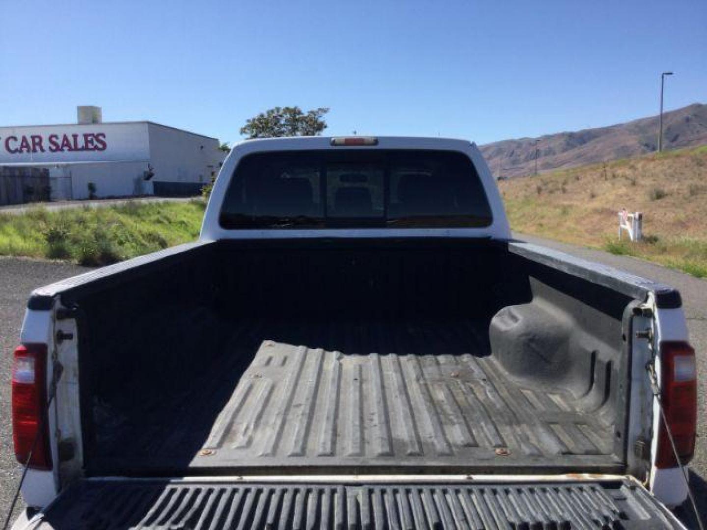 2011 Oxford White /Gray Cloth Ford F 250 Crew Cab 4x4 XLT (1FT7W2BTXBE) with an Powerstroke 6.7L V-8 diesel direct injection engine, 6-SPEED AUTOMATIC transmission, located at 1801 Main Street, Lewiston, 83501, (208) 743-9371, 46.417065, -117.004799 - Photo#9