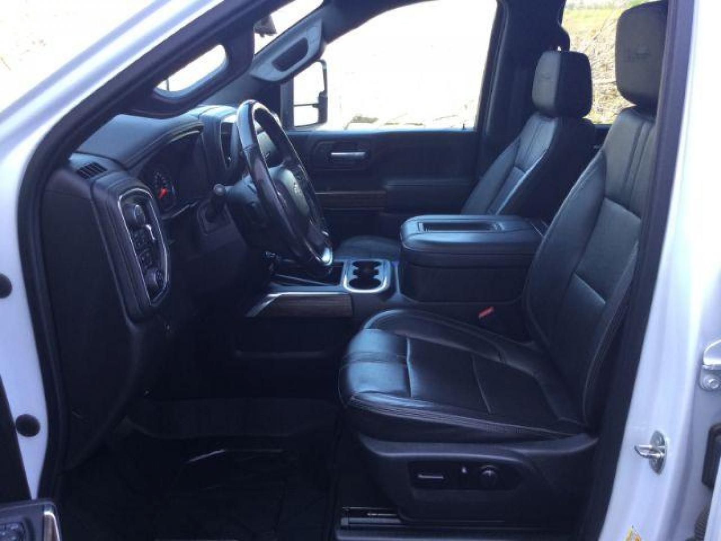 2020 White Pearl Tricoat /BLACK LEATHER Chevrolet Silverado 3500HD 4WD Crew Cab Long Bed High Country (1GC4YVEY0LF) with an Duramax 6.6L V-8 diesel direct injection engine, 10 speed automatic transmission, located at 1801 Main Street, Lewiston, 83501, (208) 743-9371, 46.417065, -117.004799 - Photo#3