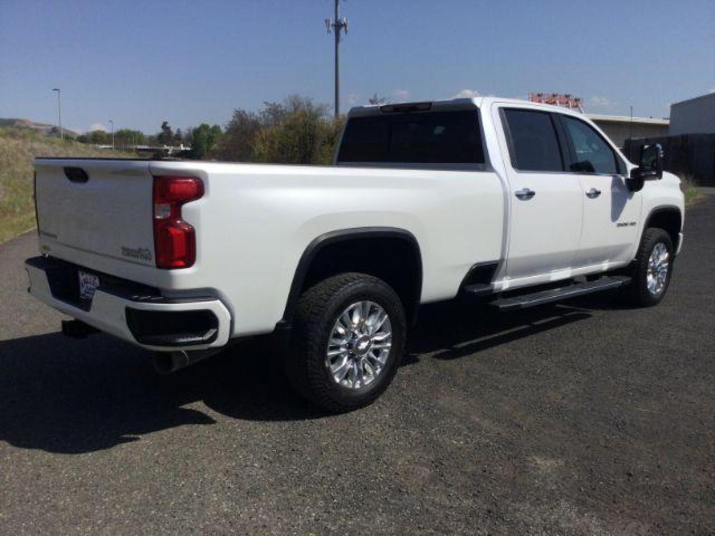 2020 White Pearl Tricoat /BLACK LEATHER Chevrolet Silverado 3500HD 4WD Crew Cab Long Bed High Country (1GC4YVEY0LF) with an Duramax 6.6L V-8 diesel direct injection engine, 10 speed automatic transmission, located at 1801 Main Street, Lewiston, 83501, (208) 743-9371, 46.417065, -117.004799 - Photo#11