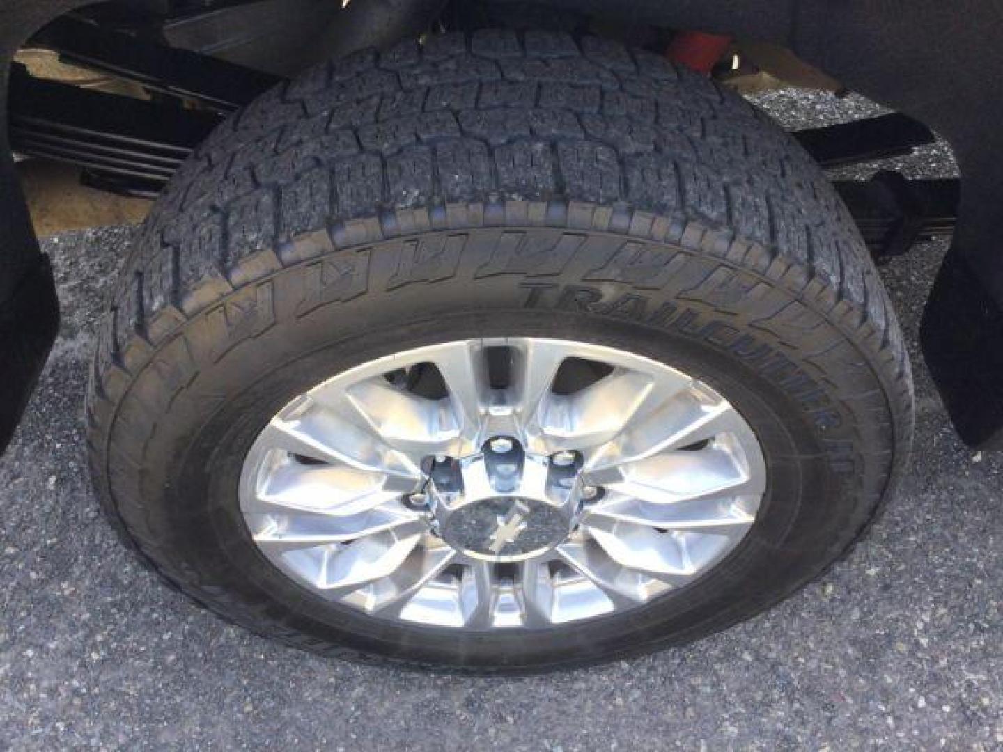 2020 White Pearl Tricoat /BLACK LEATHER Chevrolet Silverado 3500HD 4WD Crew Cab Long Bed High Country (1GC4YVEY0LF) with an Duramax 6.6L V-8 diesel direct injection engine, 10 speed automatic transmission, located at 1801 Main Street, Lewiston, 83501, (208) 743-9371, 46.417065, -117.004799 - Photo#14