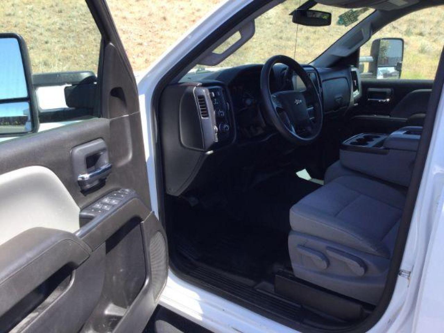 2019 Summit White /GRAY CLOTH Chevrolet Silverado 2500HD Double Cab 8ft bed W/T (2GC2KREG5K1) with an Vortec 6L V-8 variable valve control engine, Automatic, 6-Spd HD w/Overdrive transmission, located at 1801 Main Street, Lewiston, 83501, (208) 743-9371, 46.417065, -117.004799 - Photo#4