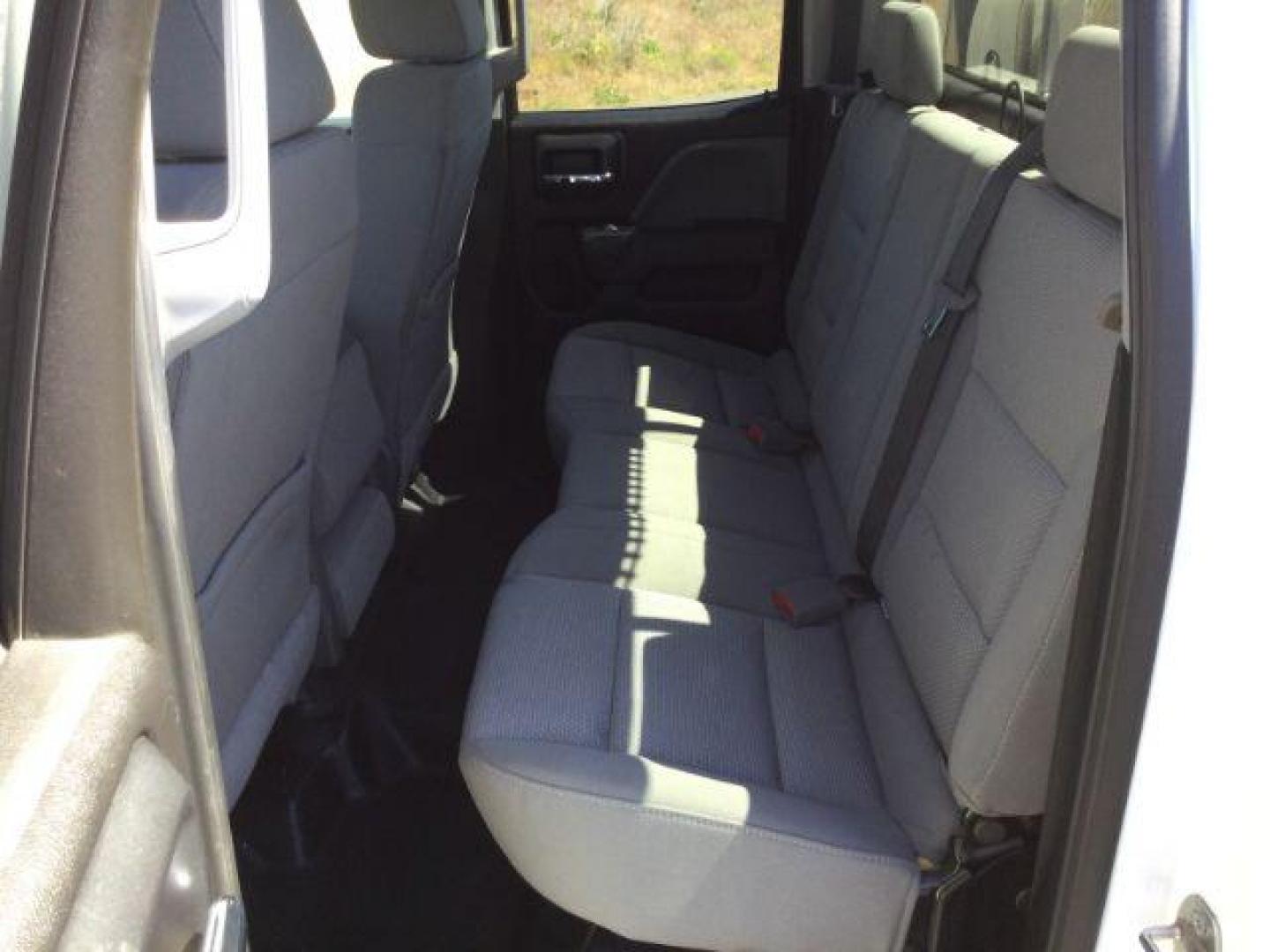 2019 Summit White /GRAY CLOTH Chevrolet Silverado 2500HD Double Cab 8ft bed W/T (2GC2KREG5K1) with an Vortec 6L V-8 variable valve control engine, Automatic, 6-Spd HD w/Overdrive transmission, located at 1801 Main Street, Lewiston, 83501, (208) 743-9371, 46.417065, -117.004799 - Photo#5